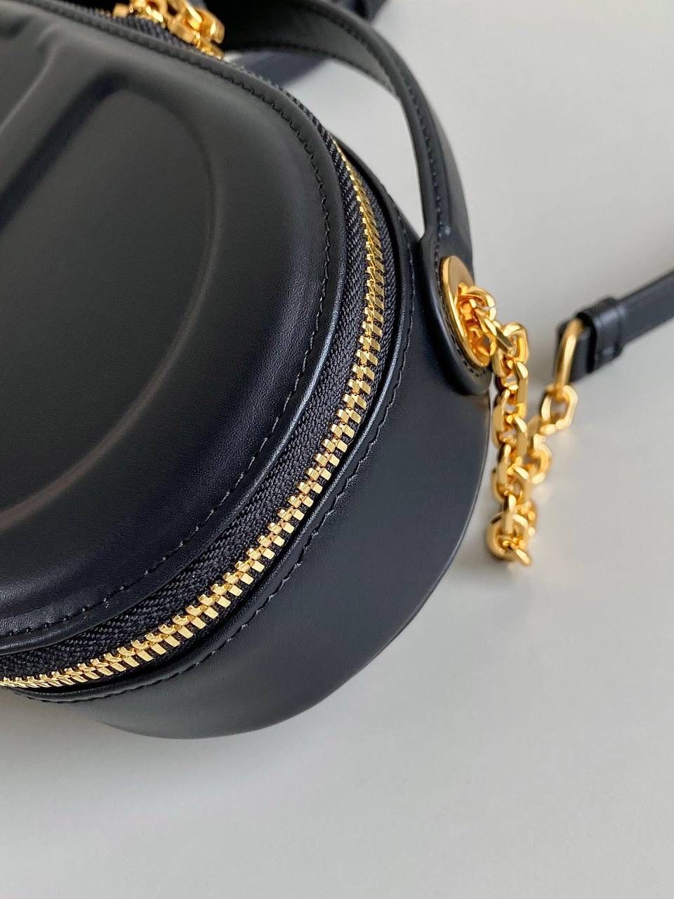 🈶全皮黑 𝗗𝗜𝗢𝗥 𝗦𝗶𝗴𝗻𝗮𝘁𝘂𝗿𝗲 椭圆相机包 全新系列一出直接萌翻天，很难不火 通常在金属包扣或链条装饰的CD字母 这次当了回主角，直接放大像极了猪鼻子 压印浮雕质感和字母的立体弧度，好高级 成了包身上一眼就能看到的重点元素 手拎俏皮可爱，出席晚宴也非常的优雅 斜挎随性灵动啊，别具一格独树一帜，都去冲 18×11×6.5cm，#8121m