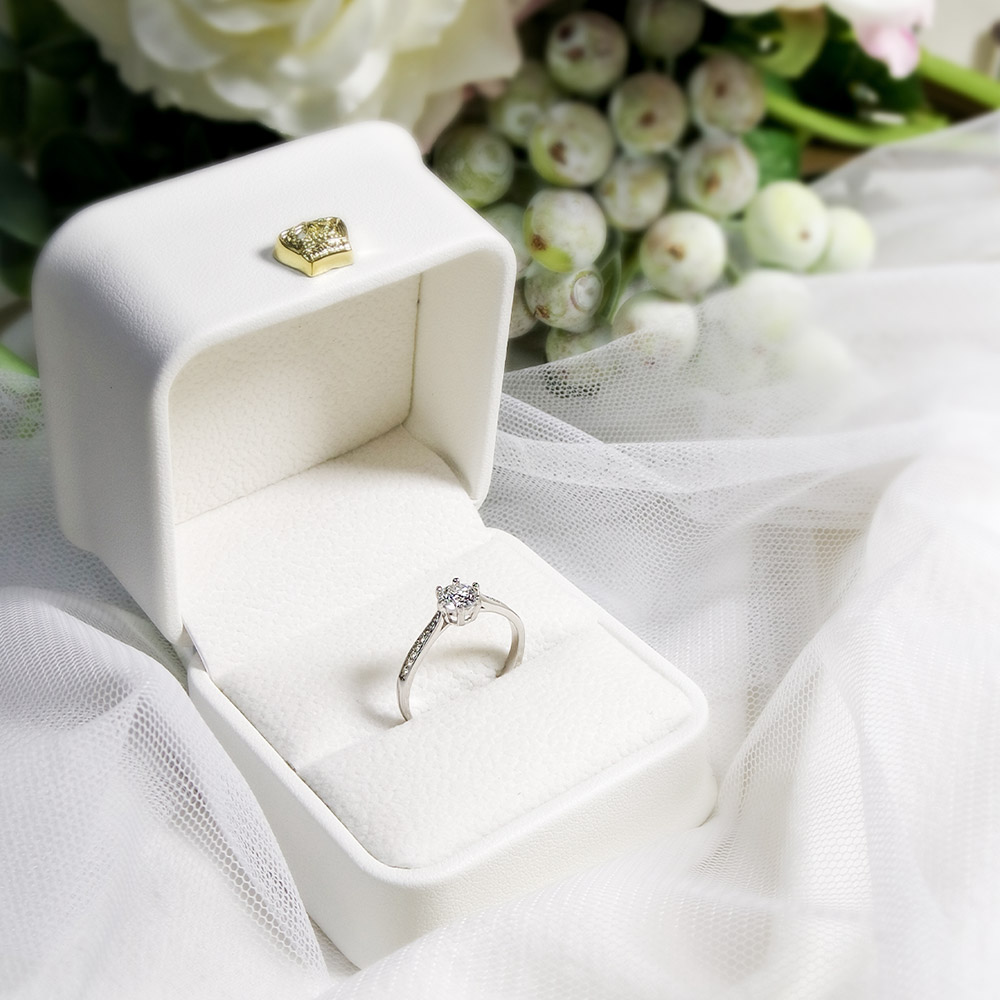 📦訂購 台灣限定 STORY 故事銀飾 浪漫約定 經典六爪莫桑石鑽戒 戒指