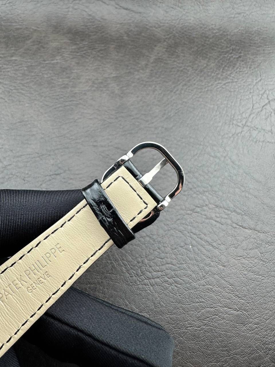 PP➕ Factory2025新品首发｜百达5738系列 68克配重版 复刻经典，更胜经典——GOLDEN ELLIPSE 黄金椭圆腕表重磅登场！ ✅ 黄金分割美学重塑：遵循1:1.6181经典比例，34.5MM×39.5MM椭圆表径搭配7.7MM纤薄厚度，复刻古典韵味与佩戴舒适度。 ✅ 316L精钢表壳：介于圆形与矩形之间的别致椭圆轮廓，还原原版线条张力，质感细腻出众。 ✅ 3D立体云贝母表盘：专属浮雕打印工艺，折射神秘深邃光泽，告别市面暗淡平庸款，上手自带高光。 ✅ 定制进口小牛皮表带：21X16尺寸对版原配，搭配同型椭圆表扣，与表壳设计遥相呼应，贴合手腕更显格调。 ✅ 9015精准机芯：走时稳定精准，兼顾实用性与耐用性，日常佩戴无压力。 PP➕不做“远观款”，只为呈现最接近原版的真实佩戴体验——从细节质感 to 上手触感，每一处都经得起近距离审视，让经典韵味在腕间完美延续！