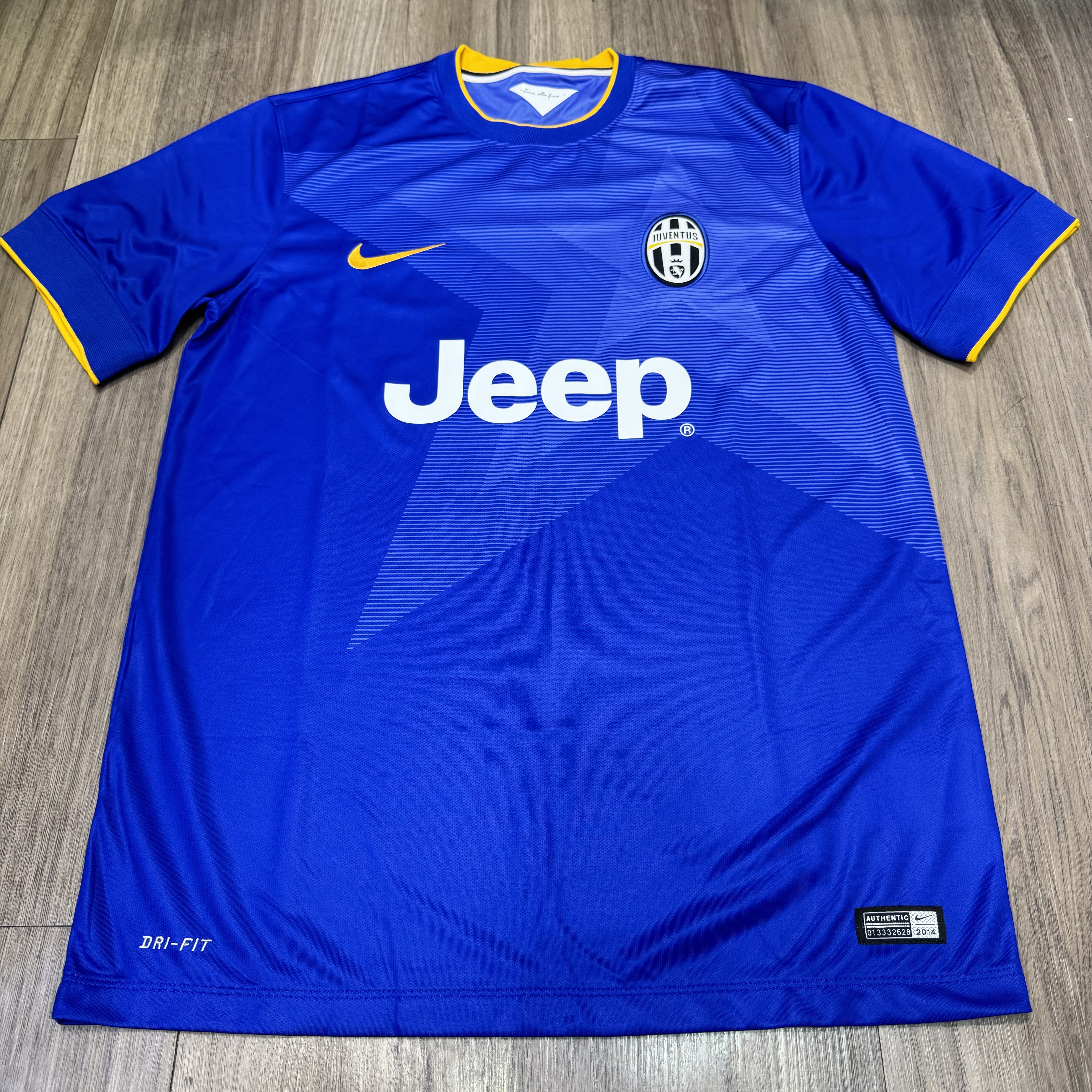 Juventus 14/15 away shirt