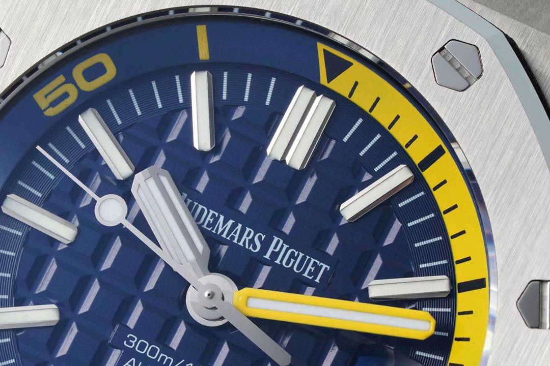 IPF打造经典——爱彼15710潜水之王！3120一体机芯，打造内在外在最强复刻 1.表壳采用多次打磨，只为了棱角数据吻合，材质触摸感觉一致； 2.最强机芯夹板打磨，特调色18K玫瑰金自动托颜色； 3.最人性化的可松动头粒缓冲区域，确保吻合原装设计； 4.最立体和最工整的盘面“饼干纹理”保证和正品一模一样： 5.最持久的夜光和对的最齐的内应刻度，IPF直击重点。 6.采用原装一致的装配结构，做到细微一致！ 7.最接近原装的指针，切面锋利整齐无毛刺； 8.最接近原装日历放大镜，通透性市面最强； 9.最强蓝宝镜面通透感官，并镀有防眩晕增透镀膜； 最最主要的机芯：采用一体AP.CAL.3120机芯，功能稳定，动力储存原装一致的41小时，外观一致！潜水之王，重新归来！