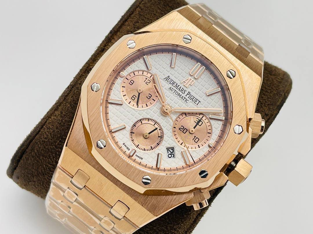 AP爱.彼皇家橡树系列26331OR多功能计时机械腕表41MM！ 1⃣️【机芯】7750改原装机芯 6字位小秒 功能与原装一致！ 2⃣️【表镜】表镜选用进口蓝宝石玻璃镜面！ 3⃣️【表壳】采用进口316精钢表壳，表壳通过拉丝和部分抛光打磨处理之后，忽明忽暗展现出精致而硬气的独特气质！ 4⃣️【头粒】头粒设计与专柜一致可以微调 佩戴更佳贴手舒适 经过多道工序的打磨和磨砂处理，终把AP特有的八角型表圈表达出棱角分明的线条！ 5⃣️【表盘】超强夜光显示，可以在任何环境下读取时间！