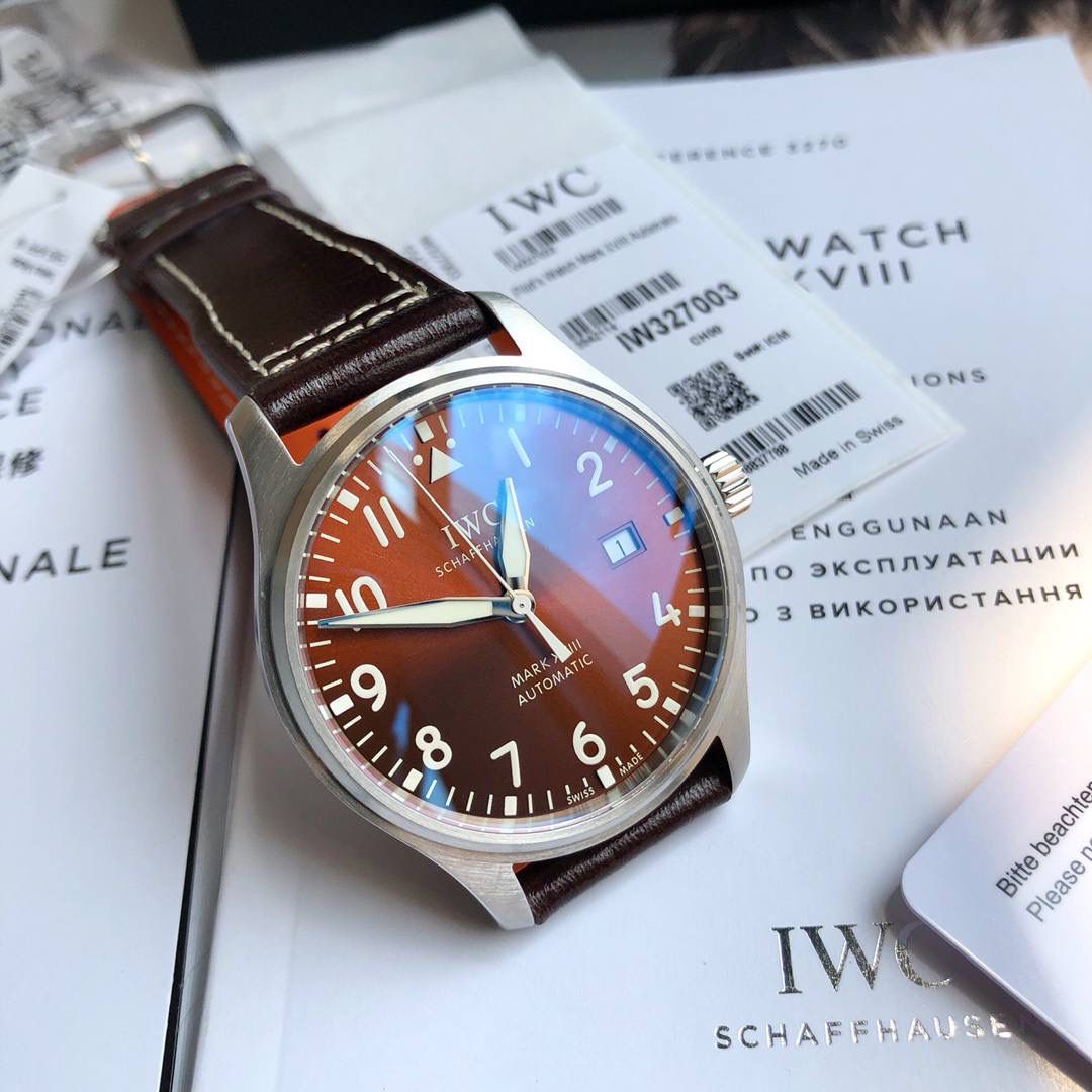硬货首发，市场独家！IW327003，316L精钢材质，非凡工艺，让小厂知难而退！万国飞行员马克十八传承腕表，采用原装瑞士ETA王牌机芯w-300,40mm表径，全数字刻度超强夜光，双面防反光凸状蓝宝石玻璃表镜。独家渠道进口意大利SANTONI牛皮，一条牛皮成本相当于市场一般牛皮的几倍，在很多细节的把控上都已达到行业顶级，且多项可为标杆，整表细节一丝不苟。 原装价格3W余，一般人均可轻松驾驭，此款万国飞行员腕表视为万国经典款型，任何场景着装均适合佩戴，可谓百搭神器。全套包装出货