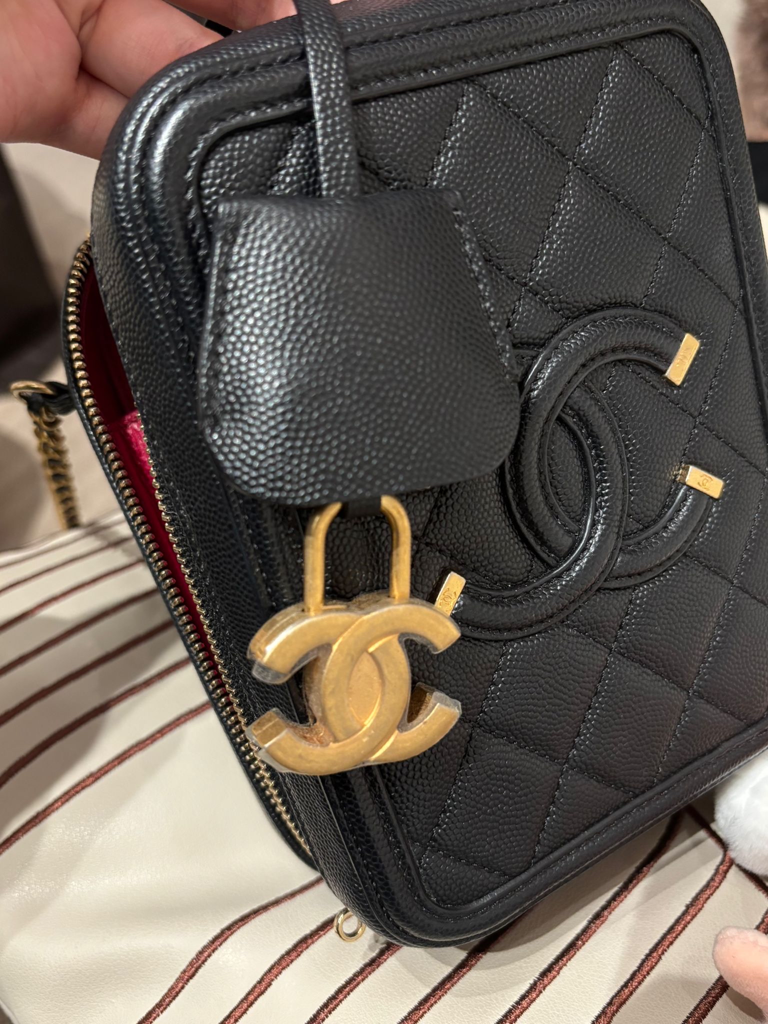 Chanel Vertical cc filigree vanity with chain 黑色牛皮金鏈 100%Authentic ,98%new ✅香港專門店收據 ✅CARD✅dust bag 