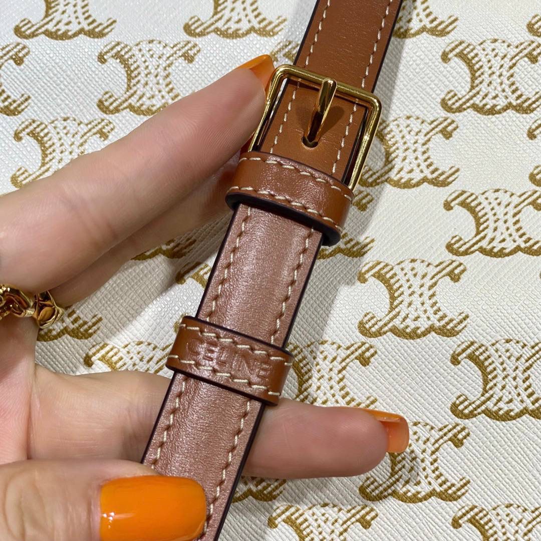 🔥大货实拍图 𝗖𝗘𝗟𝗜𝗡𝗘 ♥ 𝗧𝗥𝗜𝗢𝗠𝗣𝗛𝗘 𝗧𝗘𝗘𝗡 𝗕𝗢𝗫小号 在原来的锁扣上加了CELINE首字母凯旋门扣，完完整整的巴黎血液注入啊！将复古元素与品牌一向拿手的利落线条相结合，气质 高贵！ 型号：188882 小号尺寸：18.5*14*6cm