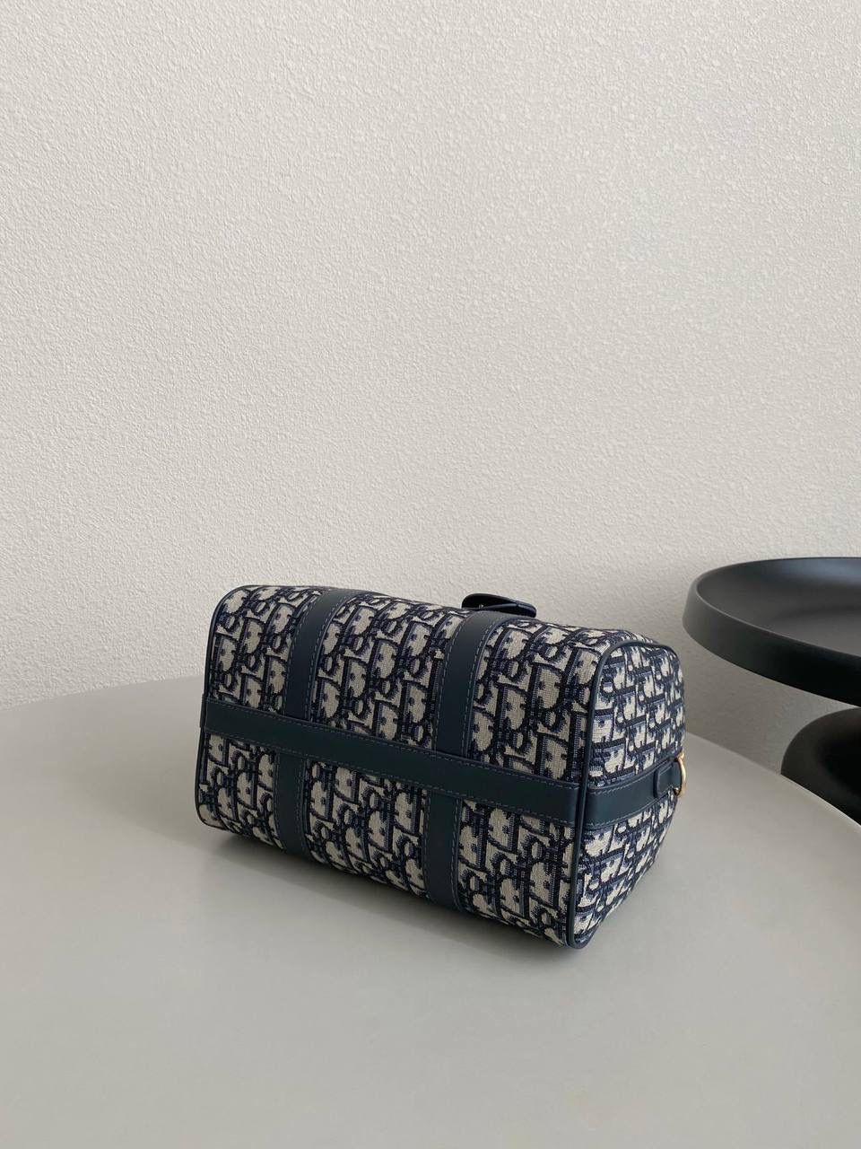 🈶老花蓝 𝗗𝗜𝗢𝗥 𝐠𝐫𝐨𝐨𝐯𝐞手袋·25 枕头包大家都知道 唯一的缺点就是能装 抗造hhh～ 最近最火热度最高的一定是𝙳𝚒𝚘𝚛 𝚐𝚛𝚘𝚘𝚟𝚎 当之无愧了吧！ mini小巧可爱， 最火爆 小号实用性强，推荐五颗⭐ 中号率性酷飒，适合165cm以上的妹子 日常出门容量绰绰有余 25 x 19 x 15cm #7023m