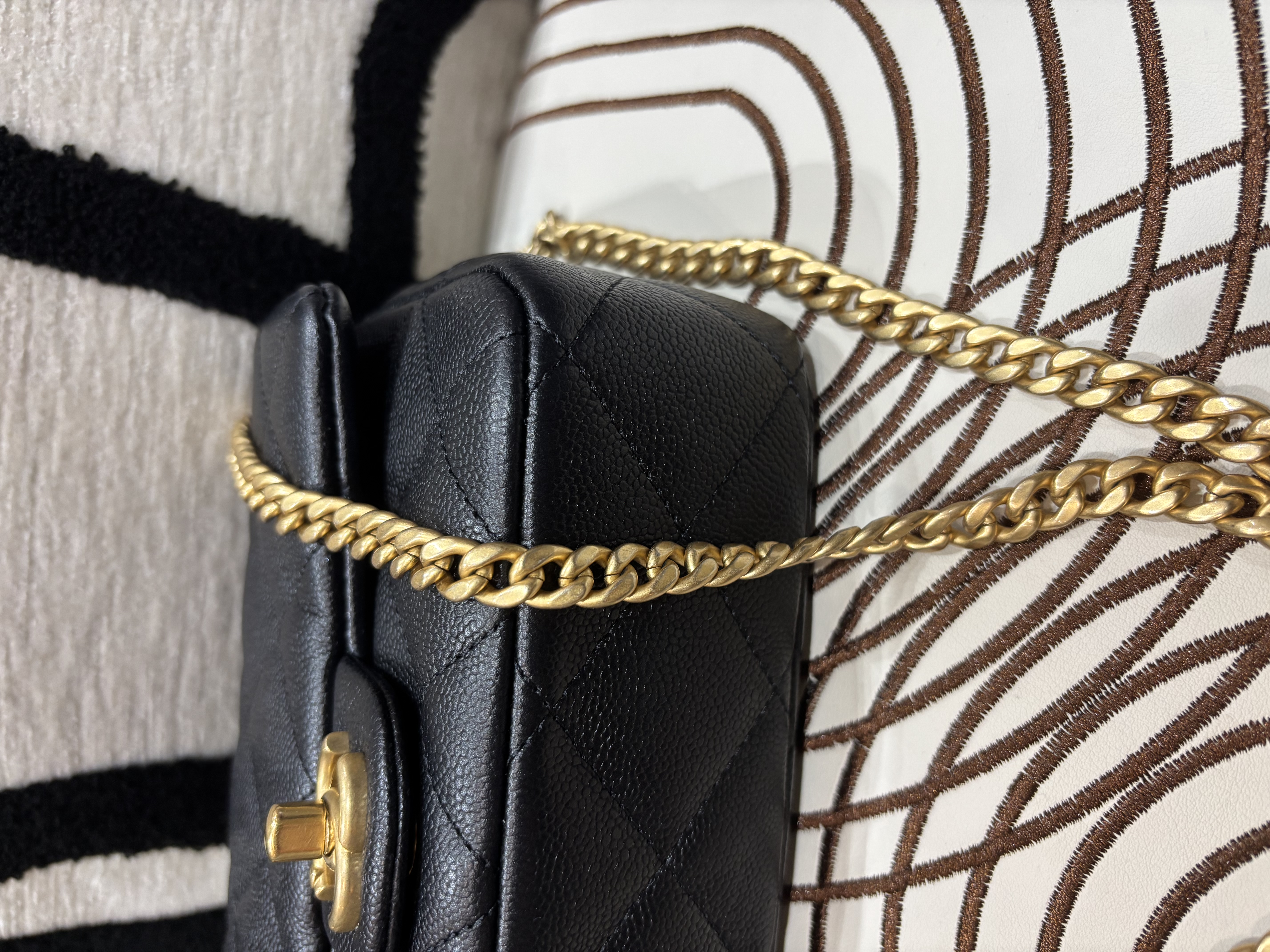 未使用品 Chanel flap bag 黑色魚子醬牛皮心心金球 心形調子求方胖子100%Authentic, Unused未使用品 ✅晶片✅收據✅Dust bag✅Box