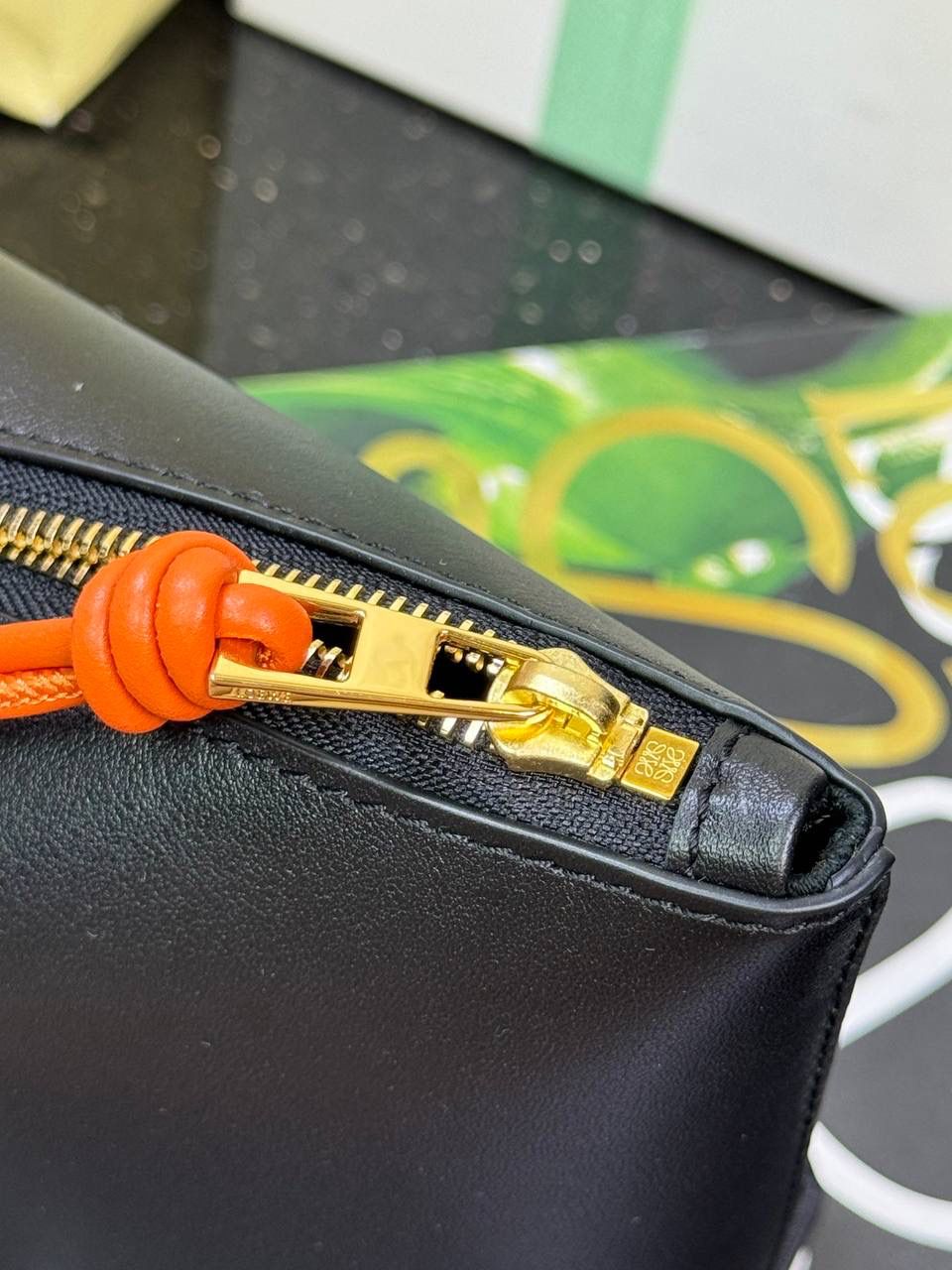 🎈𝘒𝘯𝘰𝘵 𝘛手拿包👜 —【黑色/耀眼橙到货✅】 编码：522414 尺寸：𝟐𝟐.𝟓-𝟓.𝟓-𝟏𝟓.𝟓𝐜𝐦 全新撞色绳结拉链头和腕带设计，顶部拉链开合，内部人字纹帆布衬里以及2个皮隔层卡位，正面饰以品牌标志性烫金𝗟𝗼𝗴𝗼，方便时尚多用。
