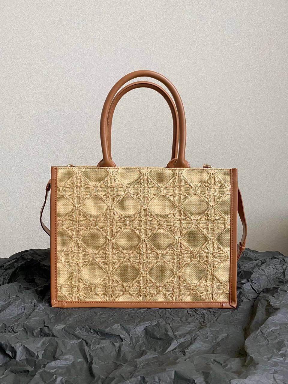 🈶中号 𝗗𝗜𝗢𝗥 𝗯𝗼𝗼𝗸 𝘁𝗼𝘁𝗲 拉菲草 不得不说，D家确实好会玩啊 可以背的托特来了！简直不要太棒 在最最最经典的托特上又衍生爆款了🤟🏻 全新拉菲草材质编织立体菱格，有种野奢感😎 这两年草编包很火，高级的度假风 我要迫不及待到假日啦，想去浪的心啊😍😍 36×16×27cm