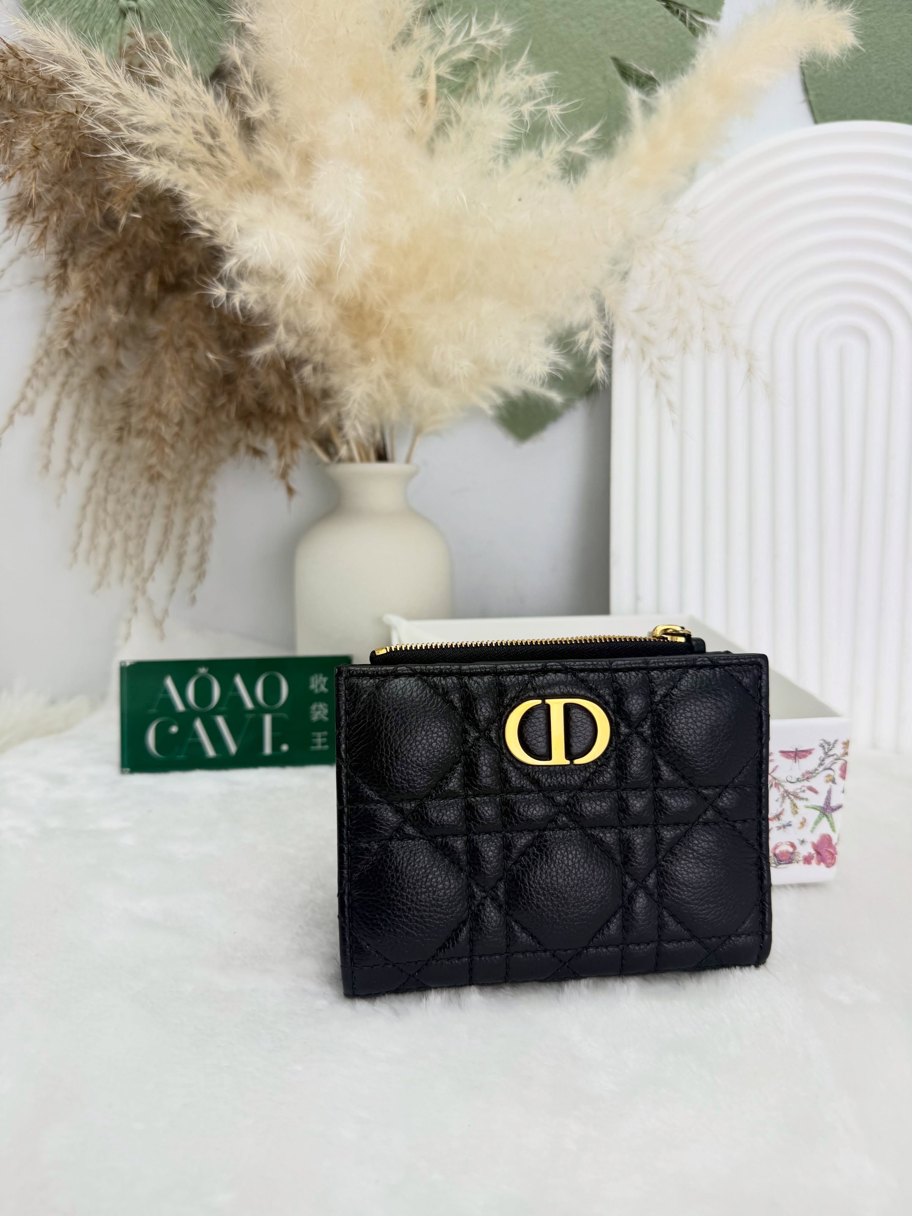 Dior💥閑置品✨黑色Caro Dahlia  藤格紋小牛皮 短銀包 有盒有塵袋🖤 