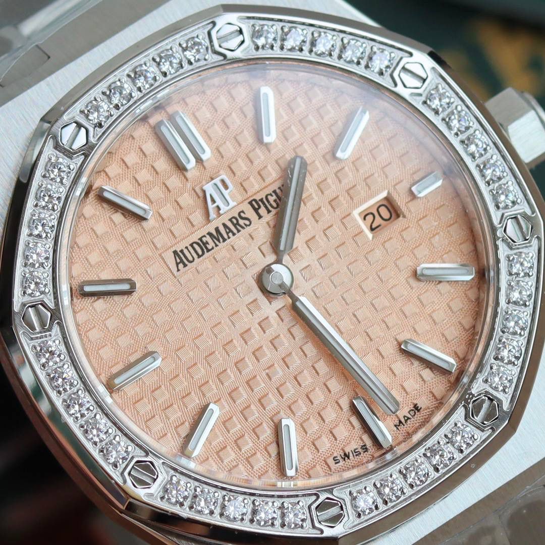 🚀原单AUDEMARS PIGUET爱彼 皇家橡树系列67女士石英腕表 独家原版拆解开模 所有配件均可原版互换使用，搭载原装瑞士F04111石英机芯。走时精准！全程CNC打磨，多次校对调整版型，棱角分明。表壳直径33MM,多边形状表圈与表壳精密相合，表圈以六边形螺丝栓固定在表壳上（圈口镶嵌精美施华洛世奇钻，璀璨夺目）表带链节精致规整，链节经过上百次细致的打磨处理，呈现出完美的纹理。折叠式表扣开合简单，佩戴方便。腕表表耳处呈弯折状，可以保证腕表与腕部更加贴合。表盘镌刻“Grande Tapisserie”大方格纹装饰，搭配荧光立体时标和皇家橡树指针，宽大的指针和时标让读时简单清晰。三点位置日期显示窗口，以阿拉伯数字显示。腕表为密闭表底，表底上镌刻皇家橡树系列的英文名称“Royal Oak”字样✨🔥