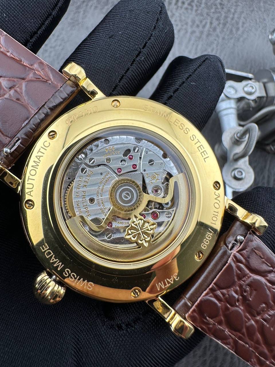 【铁划银钩 苍劲有力】高颜值新品墙裂推荐 精湛的工艺！ 年度最佳典藏之作——百达.翡丽古典超级复杂多功能 万年历功能腕表 团队历时两年多精心设计，不计成本，敢为人先，力求完美，克服重重难关，突破多层技术瓶颈，机芯型号为CH 29-535 升级版，质量稳定！ 【表带】经典意大利小牛皮表带，纹路清晰，质感好。搭配圈市面最顶级的百达翡丽灯笼表扣，通用原装无压力。 优雅的Calatrava雕花表壳极具个性，42毫米的表径适配大众男性手寸，非常商务可亦休闲。