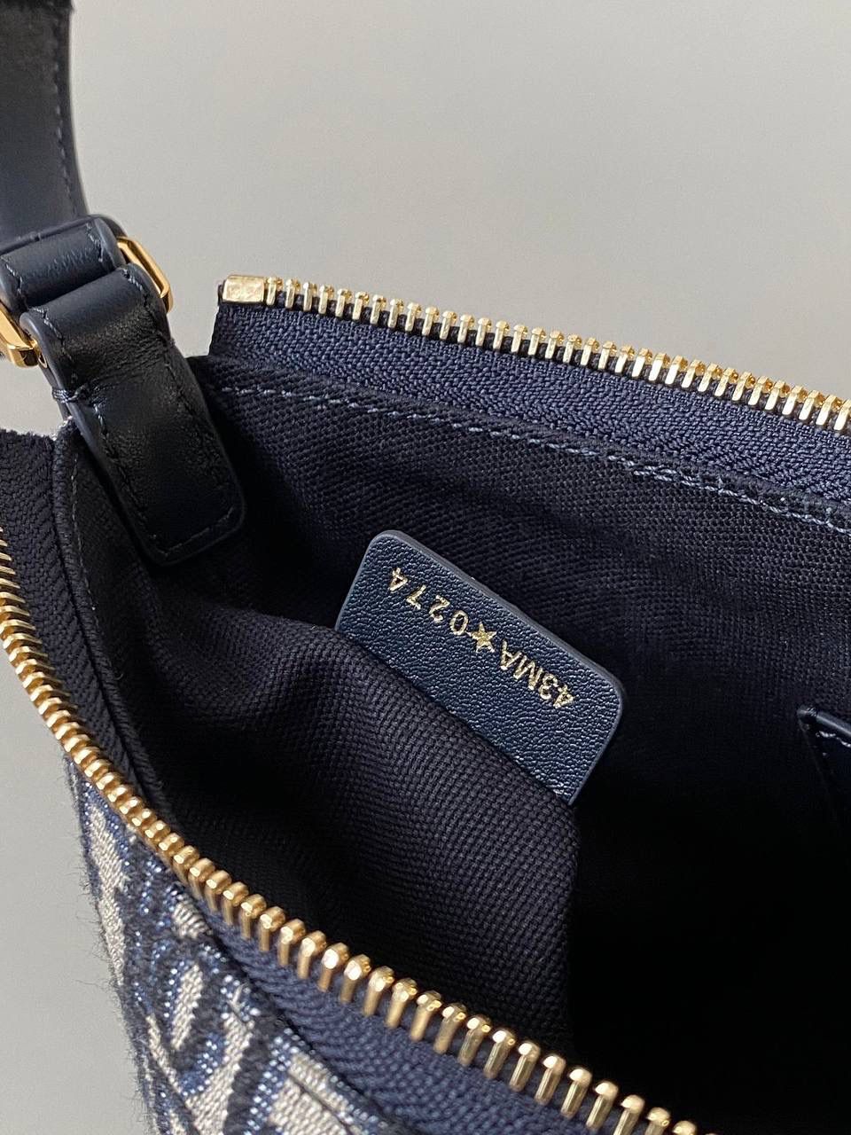 🈶老花蓝 𝐃𝐢𝐨𝐫 𝐦𝐢𝐬𝐬 𝐜𝐚𝐫𝐨水饺包 喜欢腋下包的有福啦！ miss caro系列的这款迷你单肩包 性价比极高，线条自然流畅 看着虽小，但装promax还绰绰有余 很适合日常出门、通勤、出游、轻装上阵 极尽优雅！ 23×13×6cm #💰118005m