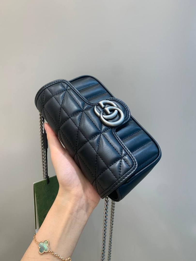 新背景实拍正品级 。几何系列黑色16.5cm‼️ 公认最百搭的黑色，无论什么，黑色都是可以闭眼入不踩雷的颜色，新花样新感觉，搭配银色五金也是绝配，棱格饱满度绝对很加分‼️ 型号476433；尺寸16.5/10/4.5cm