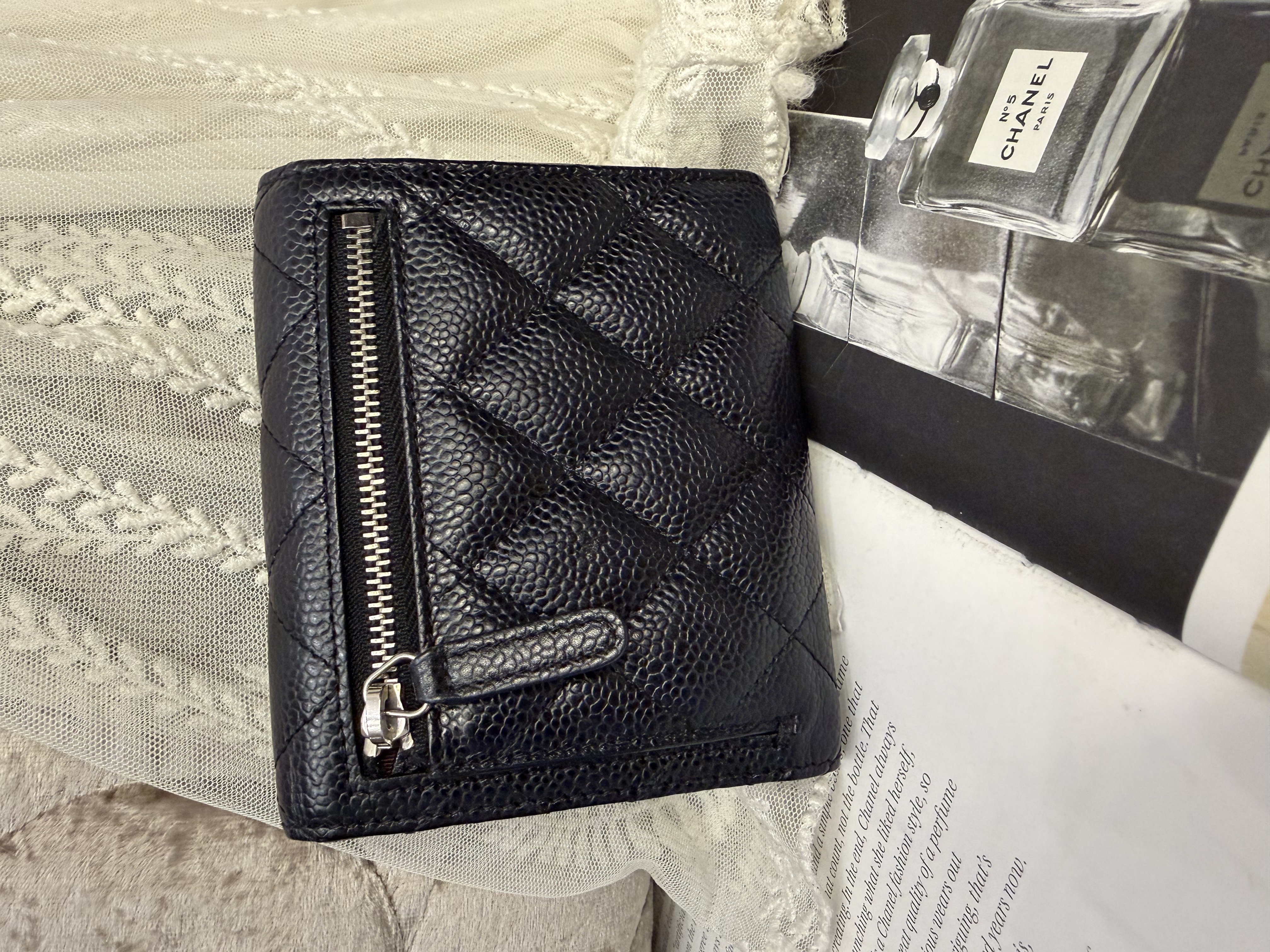 接近閑置 Chanel cc logo black caviar short wallet phw