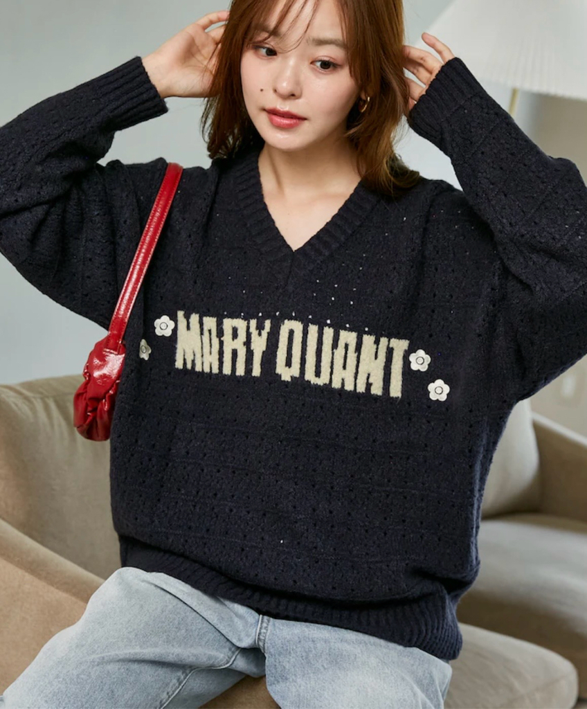 MARY QUANT V-NECK LOGO KNIT