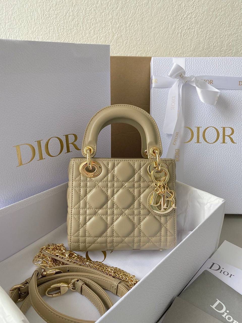 奶茶色🎀𝗗𝗜𝗢𝗥 𝗟𝗮𝗱𝘆羊皮三格 谁能拒绝这只刚出的新颜色啊 救命，真的太温柔了！很显气质 淡淡的色调，看着心情就很好 比去年的奶茶色要深，偏灰调些 进口原厂羊皮➕全钢五金，最高版本❤️‍🔥 17×15×7cm