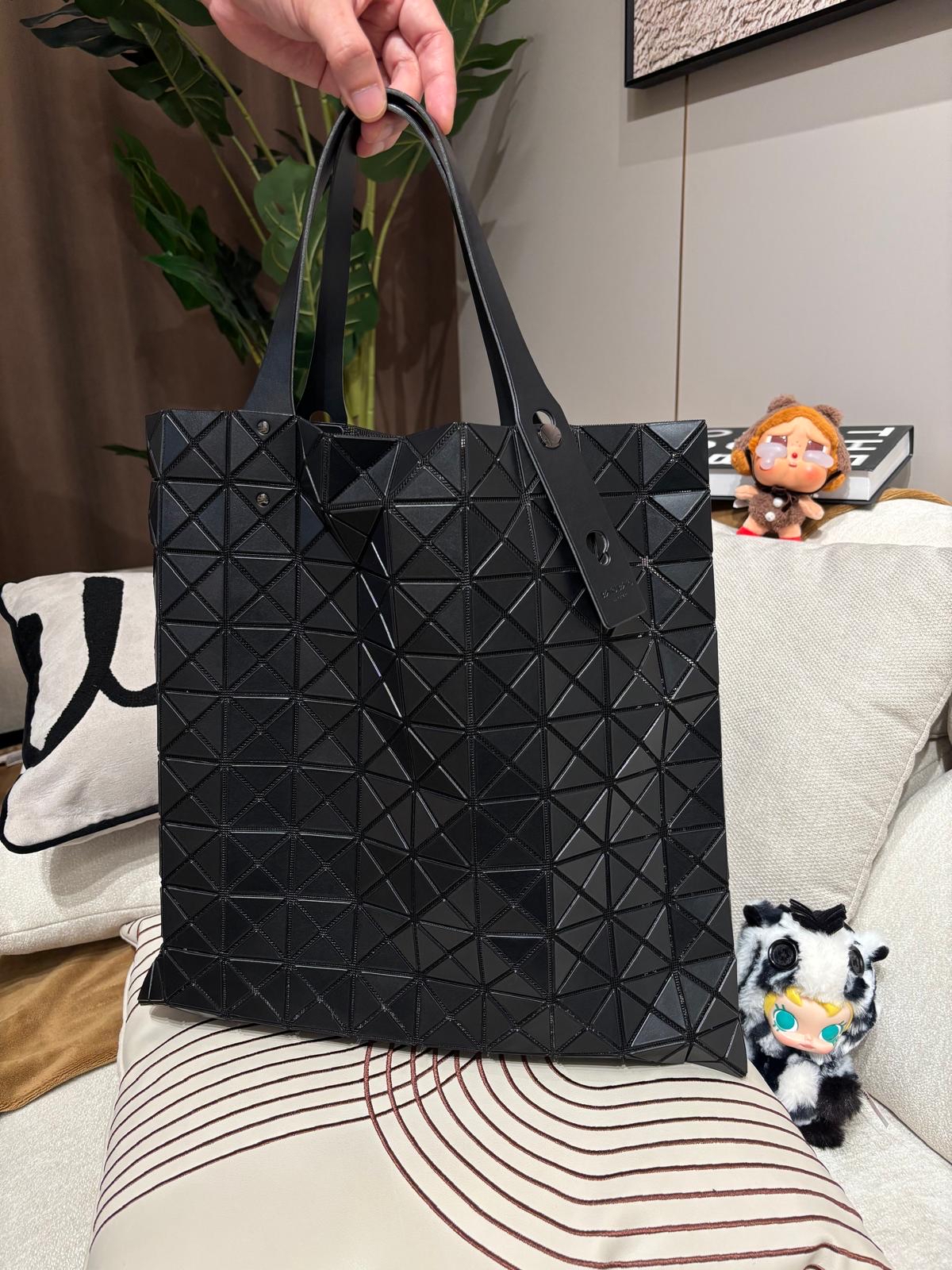 Issey Miyake Bao Bao Tote Bag 啞黑色 100%Authentic, 98%New ✅ certificate✅Dust bag