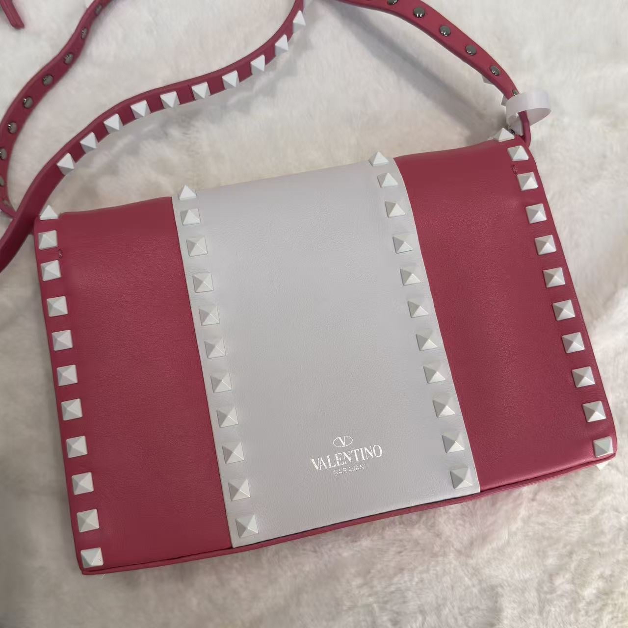 Valentino 鉚釘斜挎包 粉色系搖滾風格飾釘元素