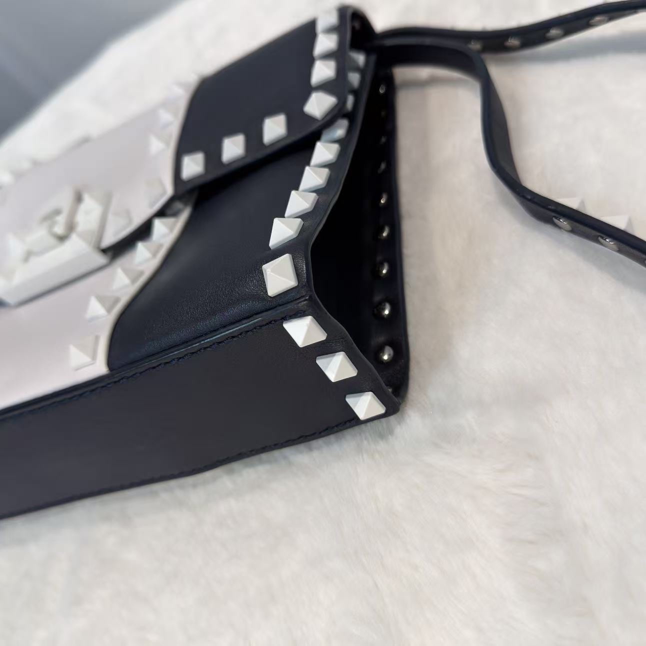 Valentino 鉚釘斜孭袋 藍白配牛皮革 搖滾風格飾釘