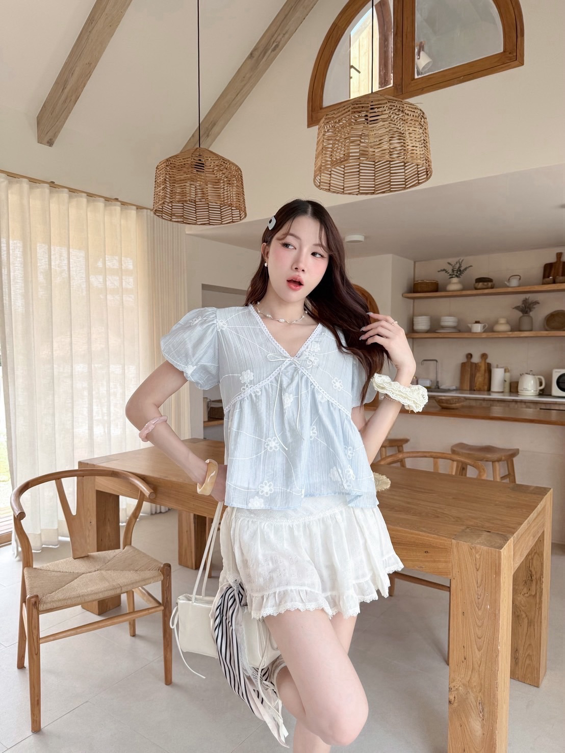 🇹🇭新款預定 ～ v領花花布料上衣