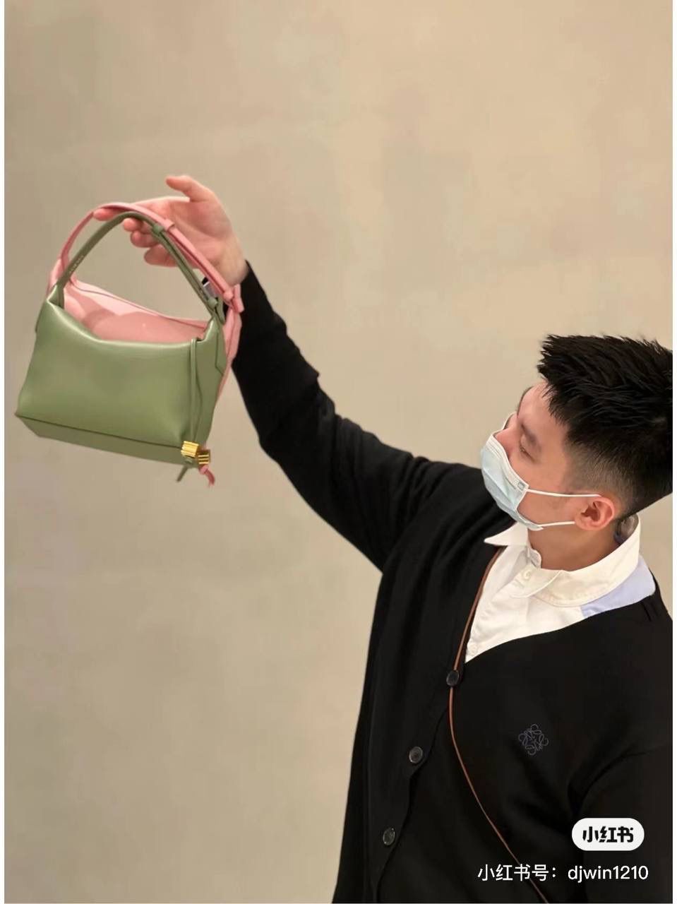 * 小号纳帕牛皮 𝐂𝐮𝐛𝐢 手袋👜 颜色：竹青绿 尺寸：21-17-13cm（中部最宽24cm） 编码：062207 Cubi手袋是一款宽敞的手拎肩包，带有牛皮革底座和柔软的包身。拉链头上的心形骰子五金🎲。肩背或手拿*可调节肩带*拉链封口，牛皮革拉链头*内部插袋*人字纹棉纺布内衬里*Anagram压纹