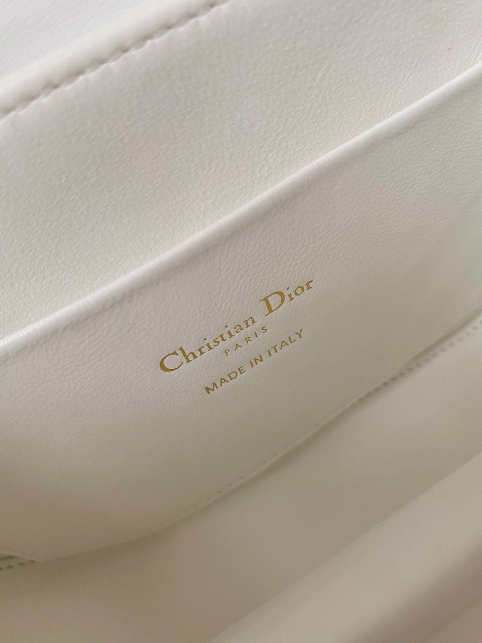 🈶白色大号 𝐃𝐢𝐨𝐫 𝐓𝐨𝐩 𝐡𝐚𝐧𝐝𝐥𝐞蒙田30 蒙田大家都知道，从来没有失望过🤩 质感和纹理还是一如既往的好， 有光泽感之外还非常轻 耐磨！ 19x12×8cm