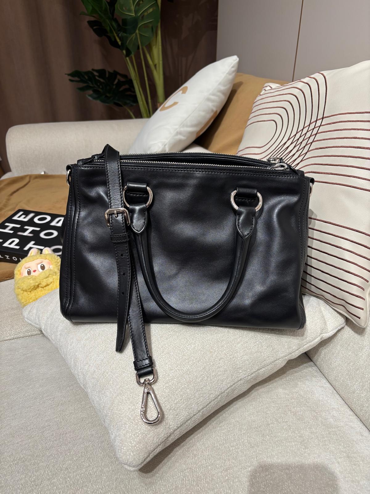 Prada 2Way Bag Calfksin 100%Authentic, 95%New ✅Dust bag