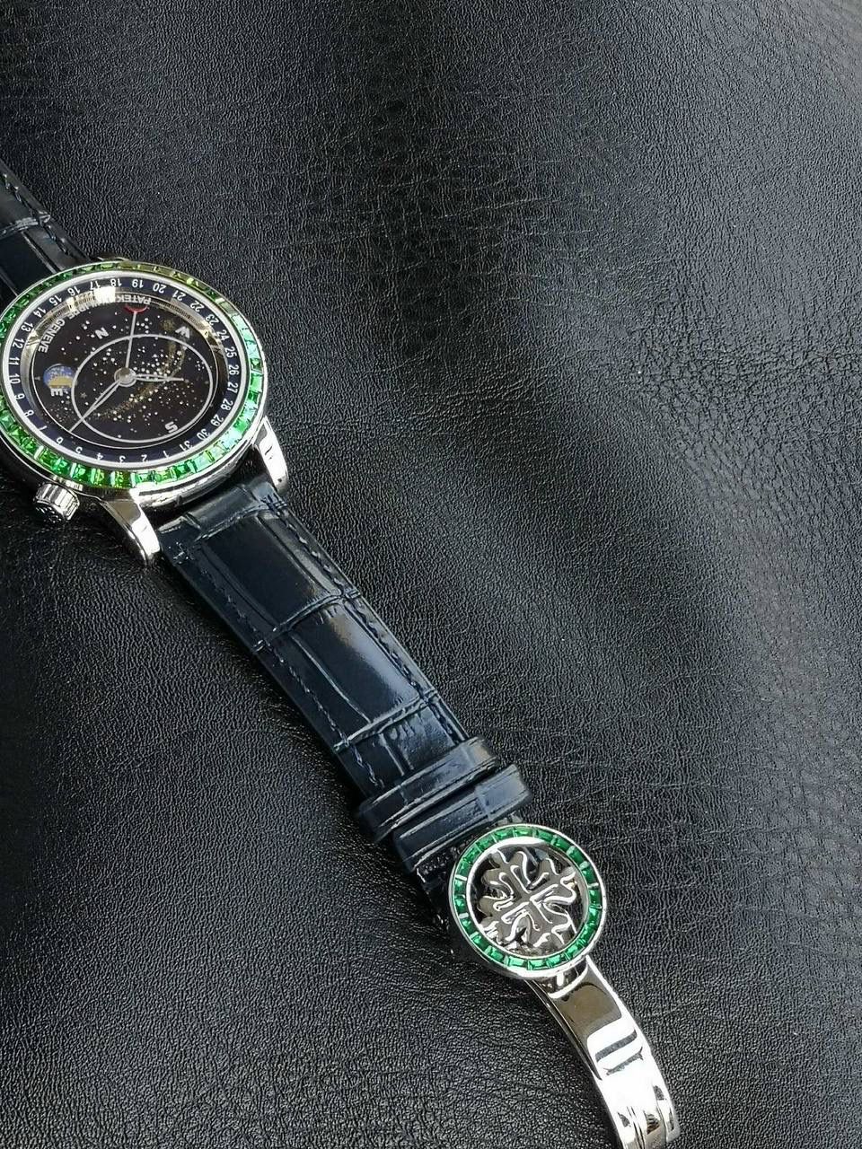 百达翡丽PP-6104G 日内瓦苍穹系列 市场顶级复刻神作震撼来袭！ 搭载原装进口miyota全自动机械机芯改制Cla.240机芯，搭配原装珍珠18K金自动锤，走时精准稳定，性能媲美正品；表圈镶嵌45颗璀璨宝石，表扣点缀28颗珍稀晶石，光影流转间尽显奢华质感；微拱形防眩目处理表镜，折射效果立体通透，让表盘细节清晰可见，质感再升一级💯💯