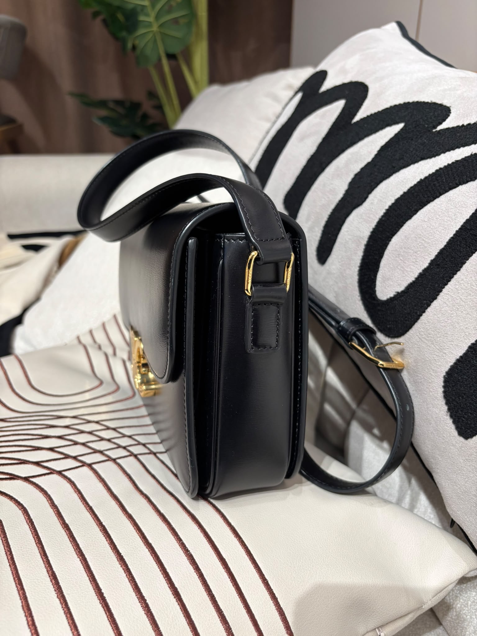 Celine CLASSIQUE TRIOMPHE 黑金凱旋門 box medium flap bag 22x15.5x6cm 100%Authentic ,95%new  ✅tap booklet ✅dust bag✅box  專門店售價$32,000✨📣