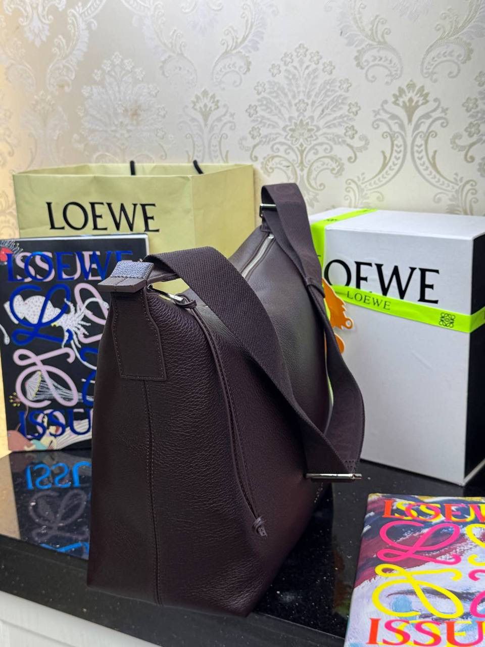 *𝐂𝐮𝐛𝐢 🍓2025最新款 大号斜挎包😎 尺寸:𝟒𝟒-𝟏𝟖-𝟑𝟎cm 编码:062353朱砂红 宽敞且柔软的cubi手袋，粒面牛皮柔软细腻，可任意折叠体形，配有Anagram刺绣提花肩带。 肩带可调节，可斜挎或侧背，拉链封口，绒面内里，内里可置放13/14寸笔记本电脑~