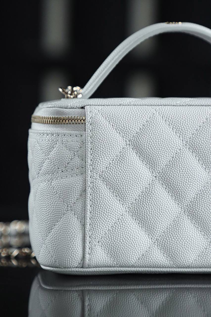 25C化妝盒子包鑒定版👜 一包一碼 支持全球鑒定查驗身份證原廠專G 三隻羊皮料過關清單資料可査詢 化妝盒子包是眾多時尚達人心尖，25C化妝包經典的盒子造型，方正中不失圓潤，線條簡潔流暢！ 包身腰線的設計，恰似畫龍點睛之筆，不經意間流露出的精緻細節，讓人一見傾心！ 五金：厚鍍14K淡金扣 皮料：三隻羊小球紋牛皮 尺寸：9.5*17*8cm