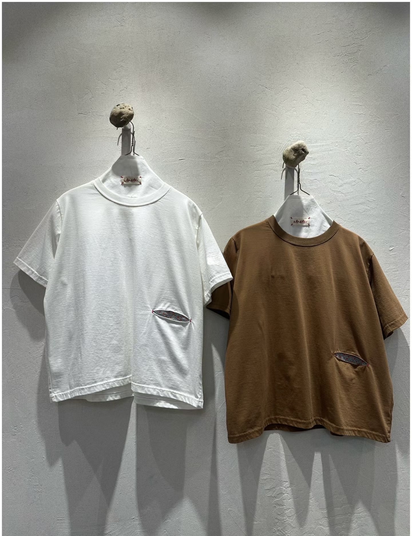 AT ON 花布袋口tee