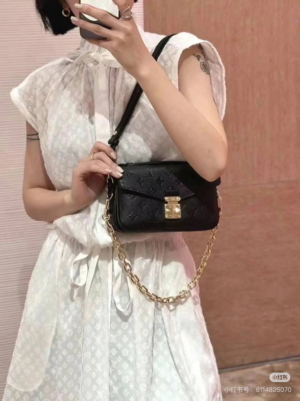 L*V 新款Metis East West系列全皮邮差包！👜✨ 这一届新款的黑马，终于理解它为什么难买了~迷你小巧的造型，经典复古风情浓浓！一见钟情的小王炸，包身保留经典的邮差包造型，通体压纹牛皮，增添更多的复古时髦感，百搭显气质的小邮差包，搭配大衣巨显得气质～神仙尺寸，神仙颜值，不仅精致时尚，可以通勤可以休闲！ 小邮差我真的会为它动容！ 尺寸：21.5/13.5/6cm M46596 黑色丝印 M46595 黑色压花