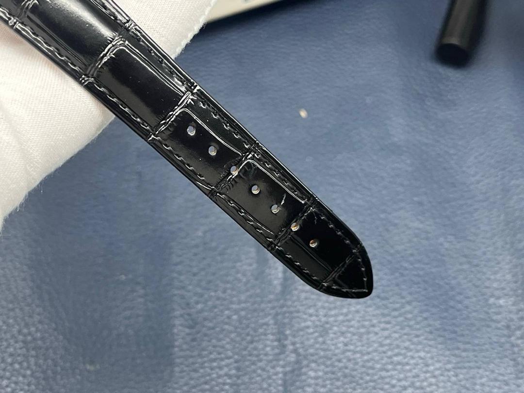 TW百达翡丽复杂多功能系列5135G--010重磅登场，迄今推出的首款Nautilus复杂腕表，以超复杂的工艺技术打造休闲运动腕表。 1⃣️小身板大能量：尽揽以下功能∶12点位日历功能 10点位星期功能 2点位星期功能 6点位24小时。所有功能都可正常使用。 2⃣️机芯采用版Cal.240自动上链机芯，在实现外观的逼真前提下，功能一并完美诠释。 3⃣️改装大师独立制表人，倾情参与定制改装表盘颜色，给予独一无二的腕表增添有趣的灵魂！