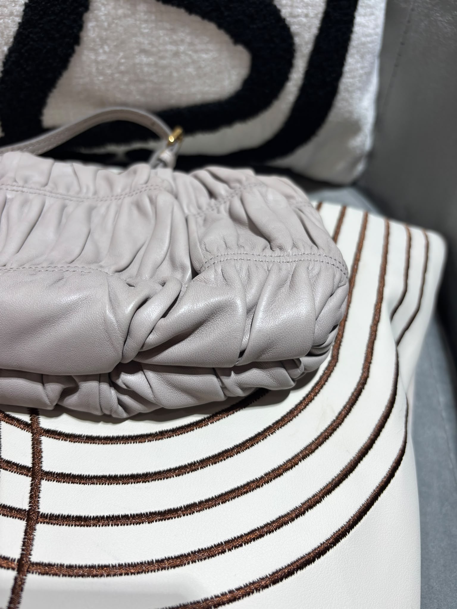 Prada pouch grey灰色clutch bag 100%Authentic ,95%new