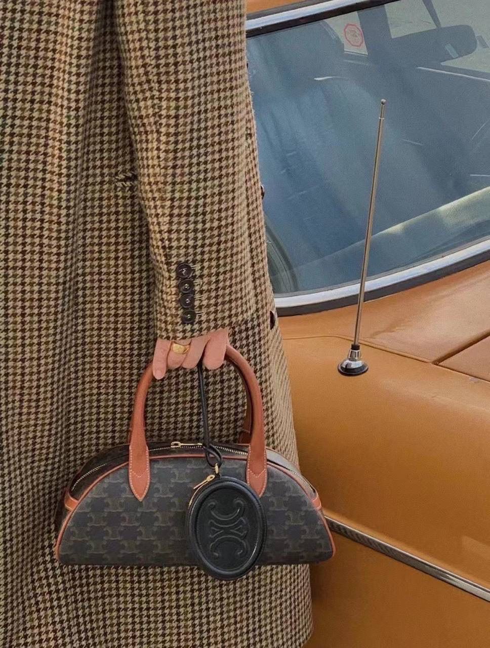 🔥大货实拍图 𝗖𝗘𝗟𝗜𝗡𝗘 ♥ 𝗧𝗥𝗜𝗢𝗠𝗣𝗛𝗘 𝗧𝗘𝗖𝗞𝗘𝗟 型号：197402 尺寸：31*14*10cm 钟情于CELINE的原因之一，可能就是因为她有着吸引人的百变感，不管是平时上班通勤，还是约会聚会，上身都很百搭而且很给整体气质加分，一点儿都不挑场合，能跟我的每一套搭配都融合的很微妙。