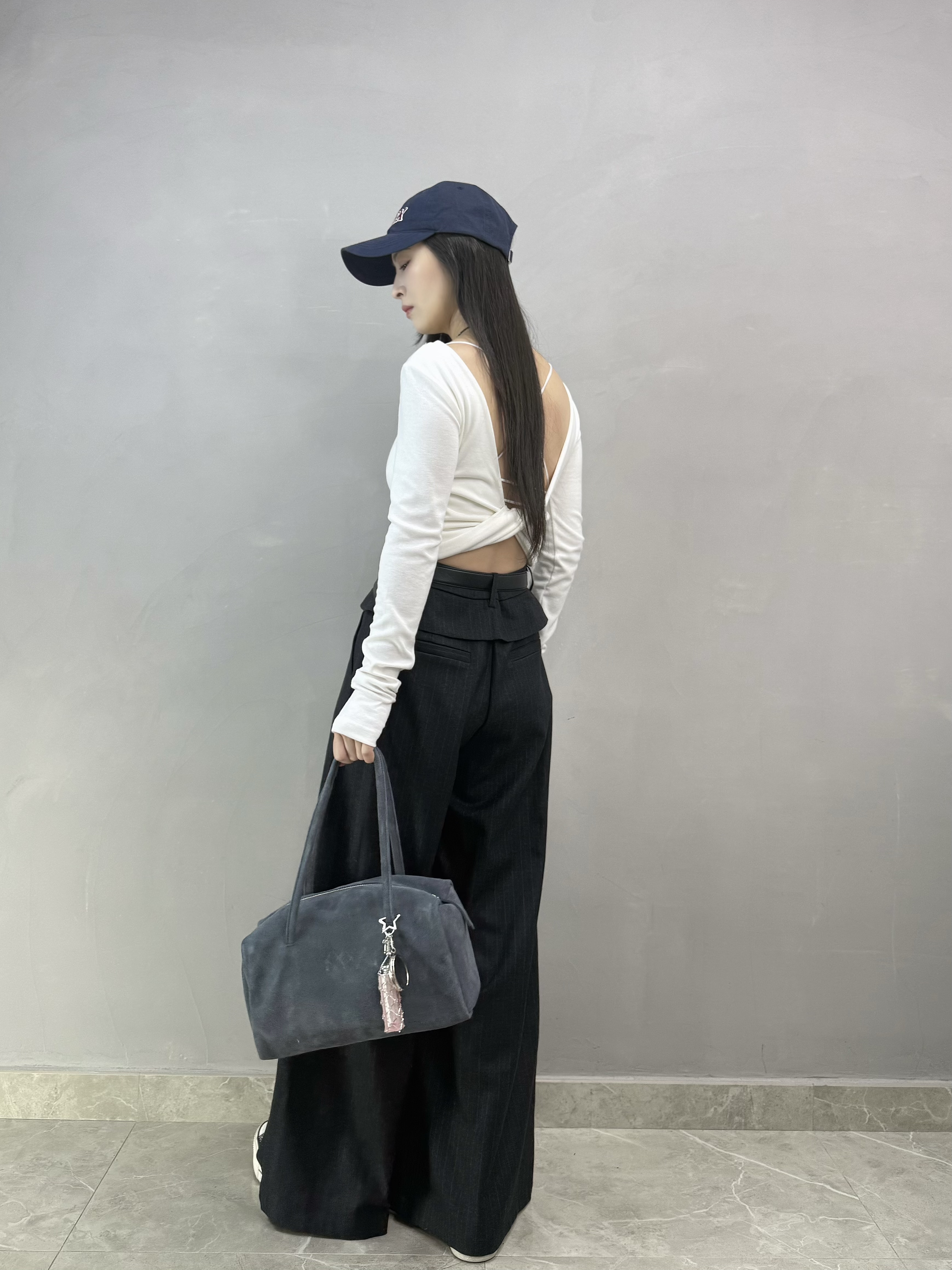 H05 後扭結露背tee