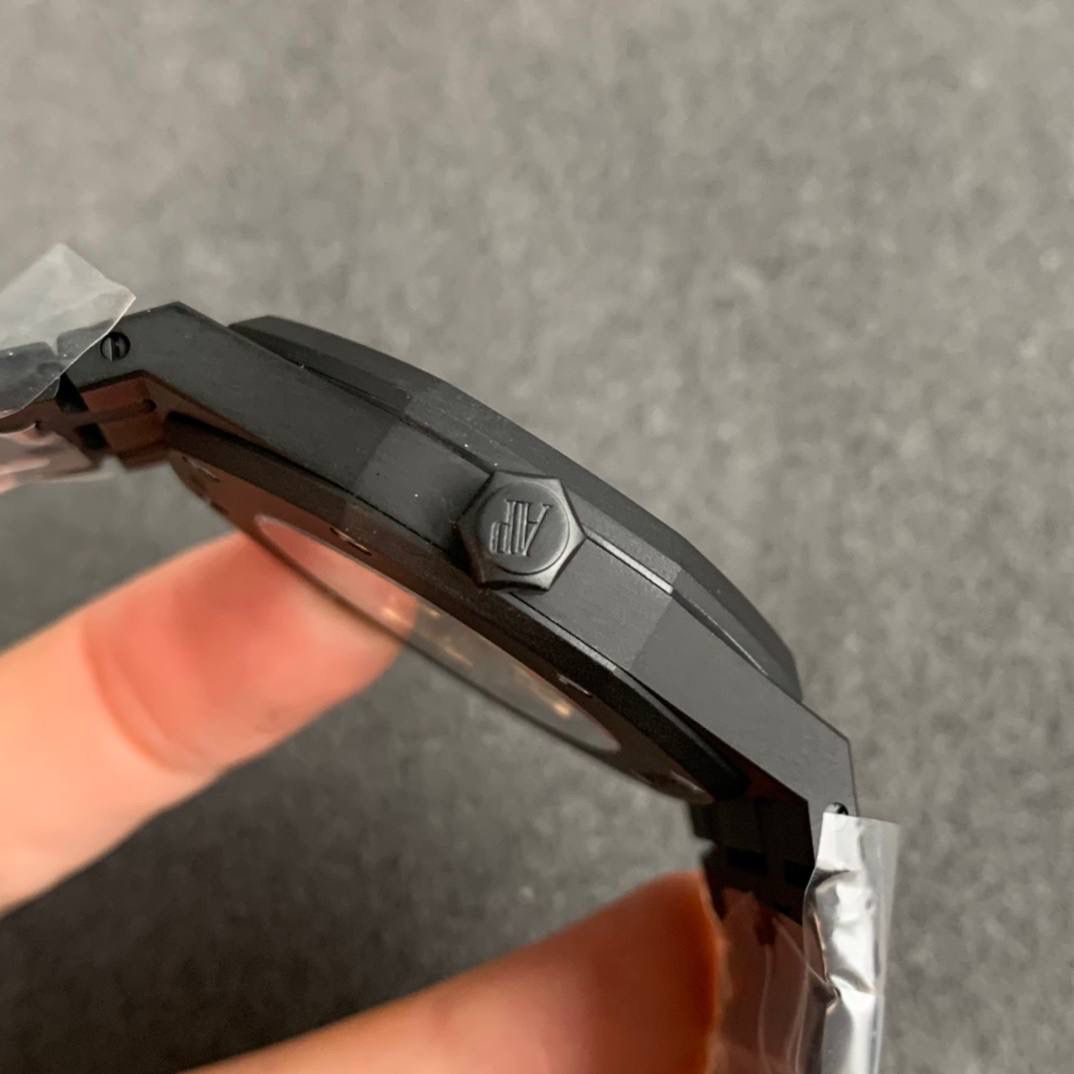 再攀新高 推出15400系列“DLC版本”高亮黑的金钢碳镀层既保留了整表的磨砂质感又增加了暗黑的层面。关于手表的品质还是一如既往的好！1️⃣采用9015机芯改爱彼CAL.3120一体机！实现厚度达到9.8mm与原装一样（市面其他版本最薄的在11mm左右）2️⃣.天价表针 瑞士制造（开仿表界先例）：等价黄金的表针其光泽度，形状，立体感和夜光。效果可以秒杀现在所有fake品🔥💯