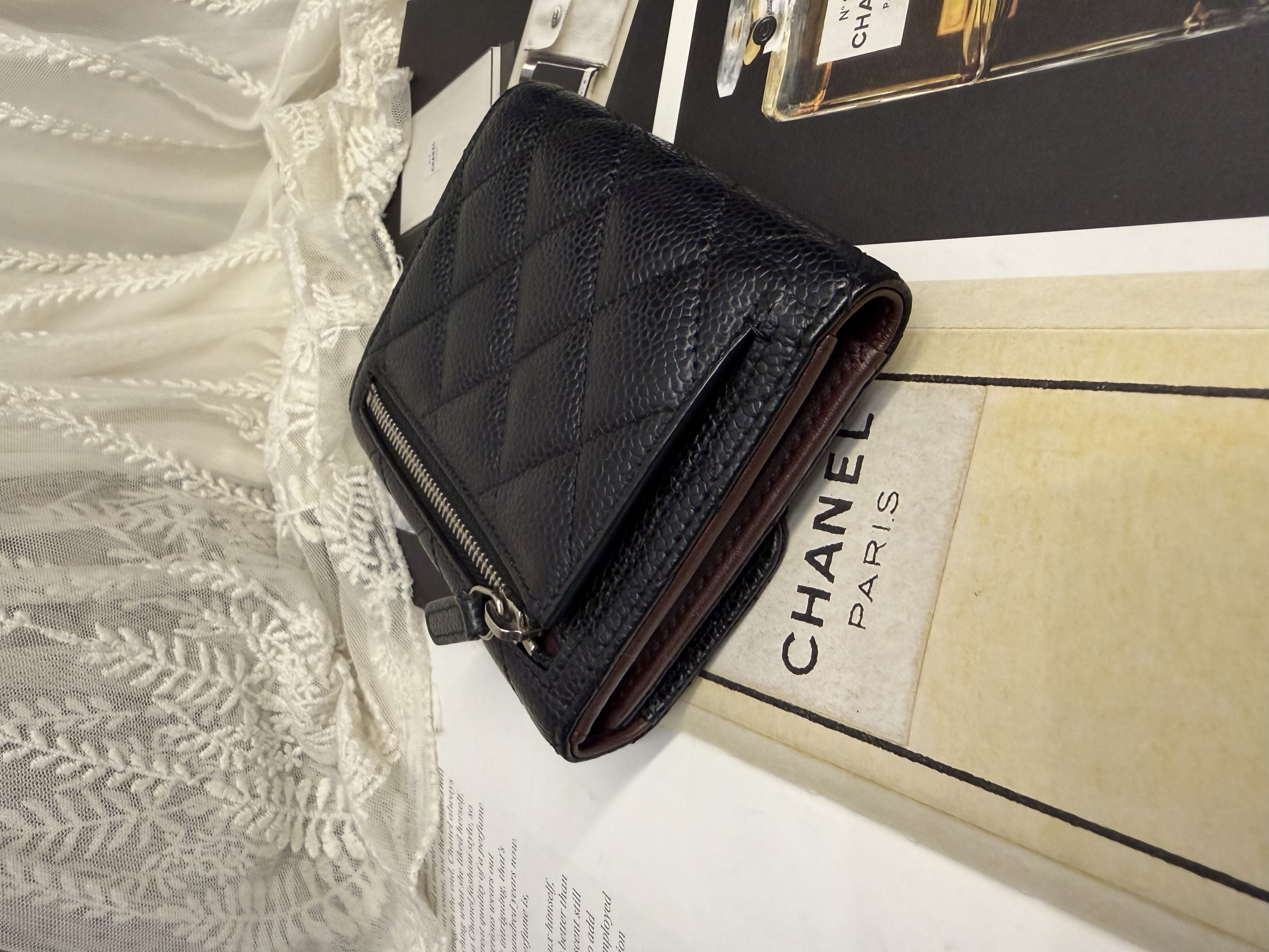 接近閑置 Chanel cc logo black caviar short wallet phw