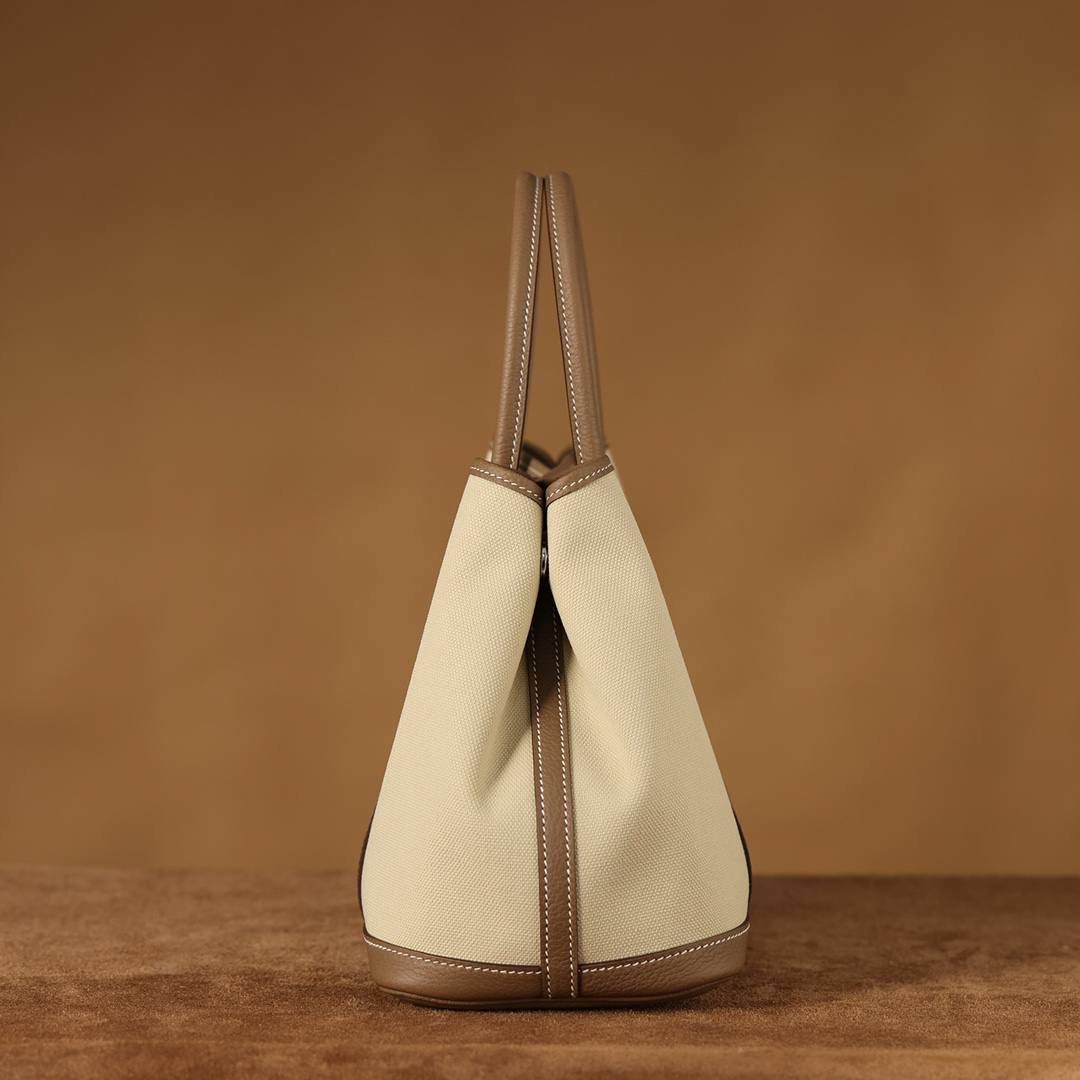 Hermes 爱马仕 Garden Party 30 布配大象灰皮花园包👜✨ 尺寸：30*20*13cm 配皮面料是采用法国原厂的Togo皮，纹路清晰，颗粒感饱满，手感细腻，扑鼻而来的香味，爱不释手 版型真的是决绝子 喜欢大包的就入手吧 绝对不后悔的一款大购物袋😍💕