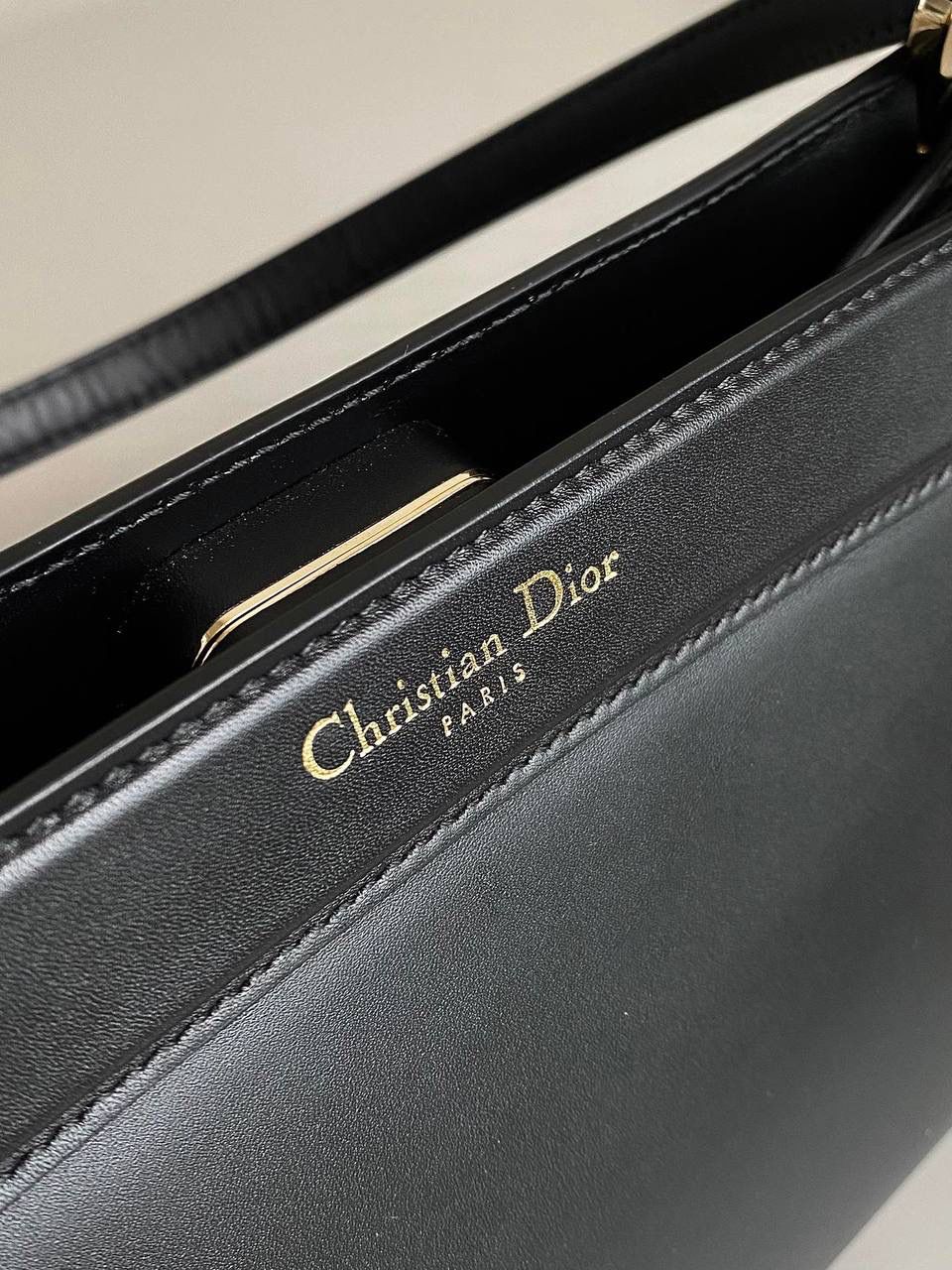 🈶 黑色中号 𝗗𝗜𝗢𝗥 𝗞𝗲𝘆手袋/腋下包 啊啊啊贵妇们还没买的都看过来 如此复古法式浪漫的包一定要拎在你手上 首批即出即断！都在翻单再翻单了！！ 早已大火全网时髦界，没有人不爱啊 独特的梯形包身➕细长手柄，优雅高贵 它的悬锁更是绝绝子，两个尺寸可选 小个子女生也可放心的冲大号 日常通勤什么大场合都能给你冲锋 拿捏得恰到好处，找不出一处缺点地方 真是把复古风玩得明明白白，美死了！！ 中号：27×16.5×13.5cm，#6098m 小号：22x12.5x12cm