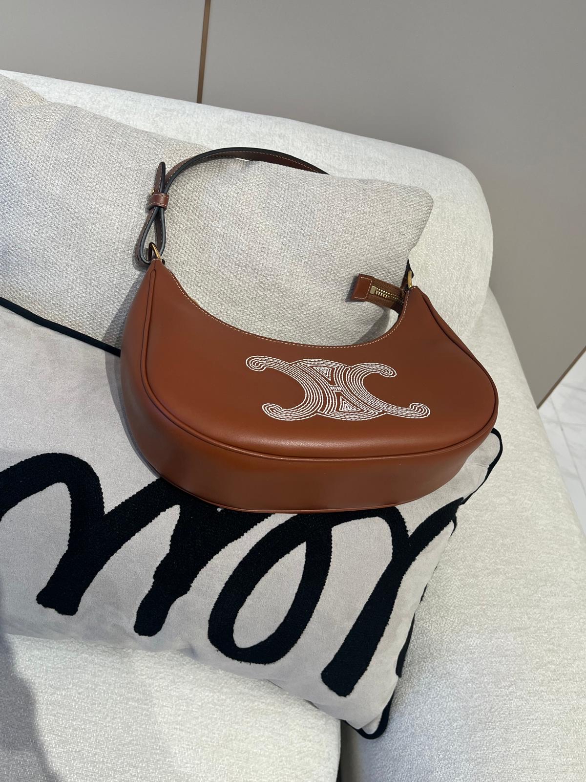 Celine Ava hobo calfskin 凱旋門logo 100%Authentic ,98%new✅dust bag