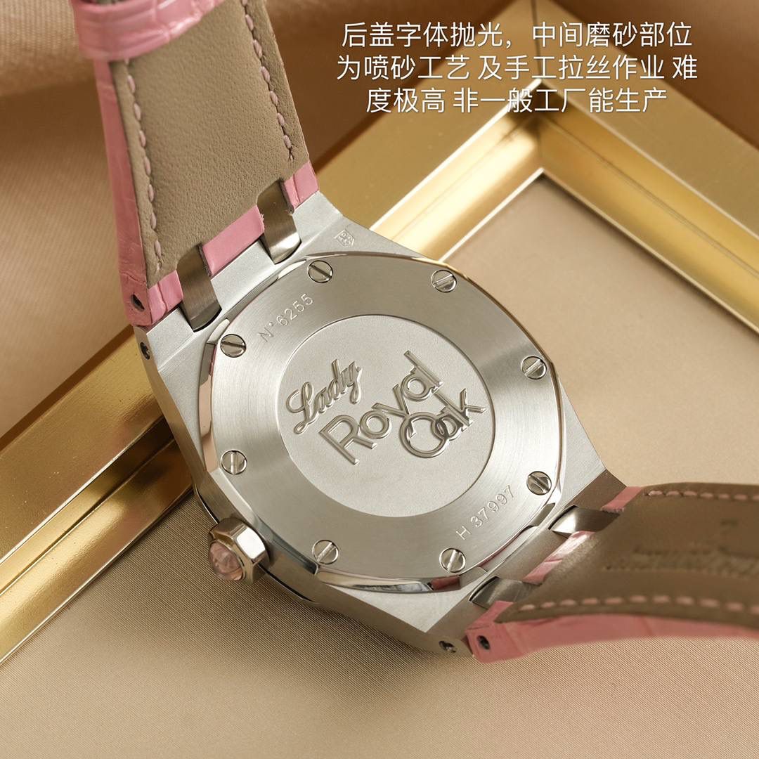 全网女神看过来😍😍这款爱彼女表才是最具有性价比的… 爱彼皇家橡树系列型号67601石英腕表，皇家橡树系列独有的八角形外观还拥有爱彼独特的设计风格也将女士优雅风格融入其中，深受女明星们的爱戴，表带澳洲湾鳄鱼皮，即使只有33毫米的小尺寸，也将爱彼独有的纯净美感与刚毅线条展现的淋漓尽致💝💖💘而镶满钻石的表圈也为佩戴的女士增添了更多的柔美。（32颗明亮式切割美钻，总重约0.65克拉）巴蒂镶嵌一枚半透明凸面蓝宝石，搭载瑞士进口石英机芯，拥有实用的日历显示功能，女士们佩戴起来不会显得沉重 ，配专柜最新全套包装发货！这种货一般数量不是很多哦