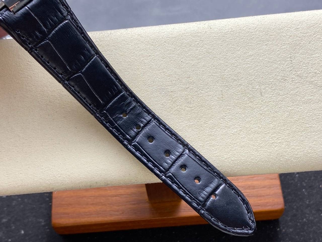 V2版真功能🌐真小秒！3K工厂 百达翡丽鹦鹉螺5980/1A-014多功能计时腕表V2版本，真小秒、真功能！【表壳】腕表尺寸40.5毫米，同正品一致的枕型表壳采用正面拉丝，侧面抛光的两种工艺组合，层次感分明，质感十足。尽显精湛工艺。【表带】采用原装表带一比一量身打造，每节表带的中央抛光部位，都能呈现钻石的形状，尽显高级质感。【机芯】3K厂采用定制版PP.CH28-520机芯，完美还原正品，时分秒，日期，和计时大秒功能。3K匠心之作，欢迎各位表友品鉴🌐