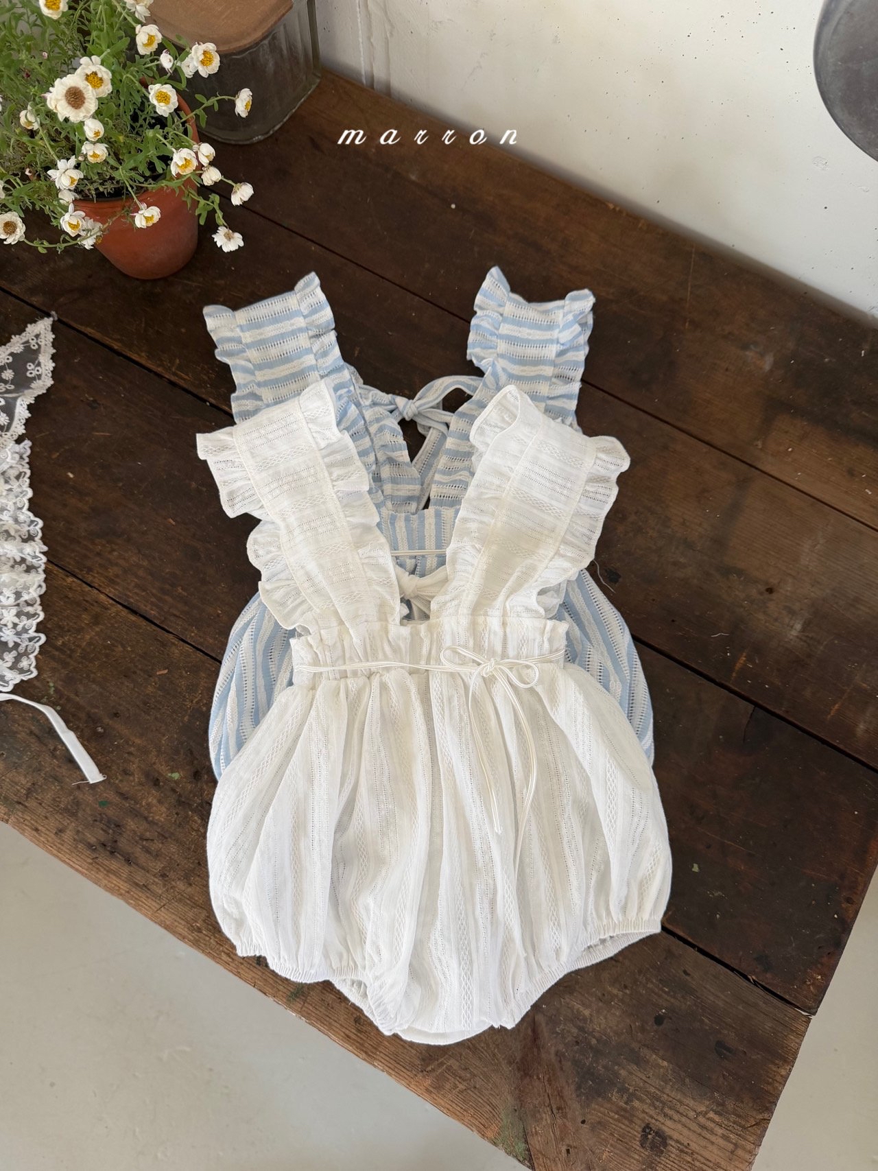 ☀️預訂 韓國直送☀️🇰🇷Marron兩色蕾絲提花荷葉邊吊帶包屁衣