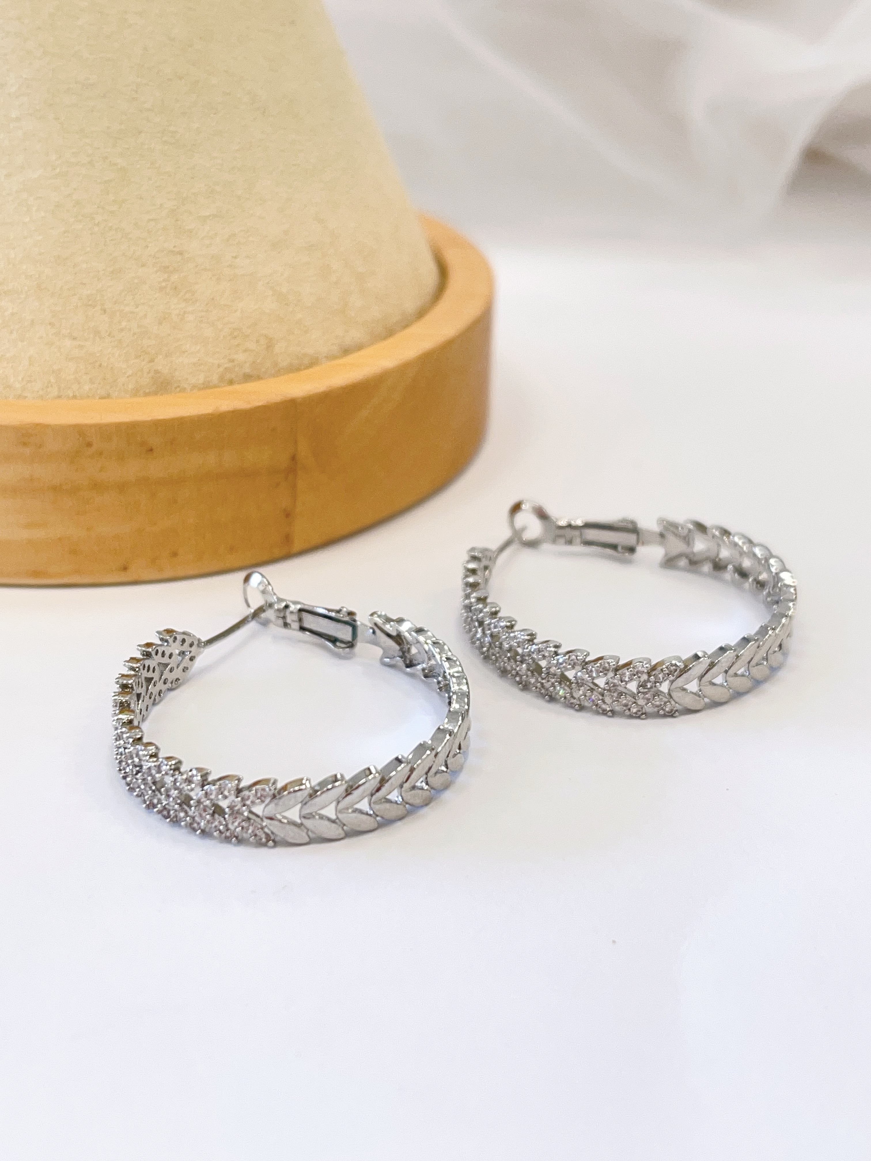 半素半镶钻叶子款式耳圈耳环