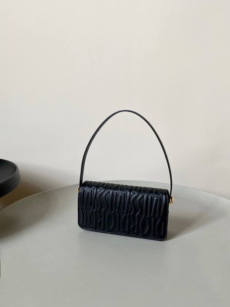 🈶黑色 𝐌𝐢𝐬𝐬 𝐃𝐢𝐨𝐫腋下包 哇！实物是超预期的 从五金到皮质都非常奢华，很好看 牛皮的材质有型又耐久， 立体的字母手感彰显个性！ 空间，日常通勤或约会都很不错哦 大小刚好，腋下背气质又时髦 22×11×6cm #3410m