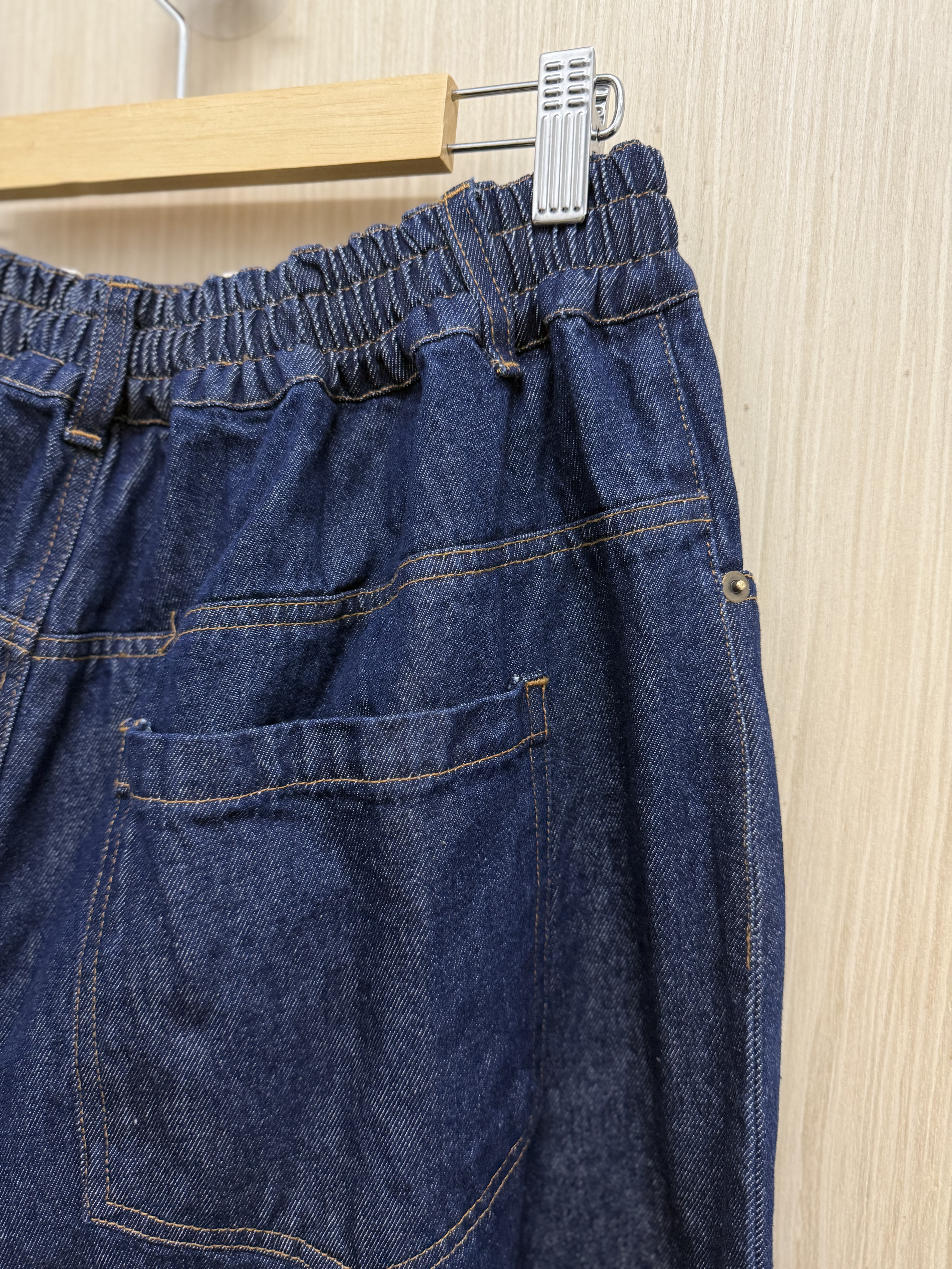 明線直筒牛仔褲（牛仔藍）