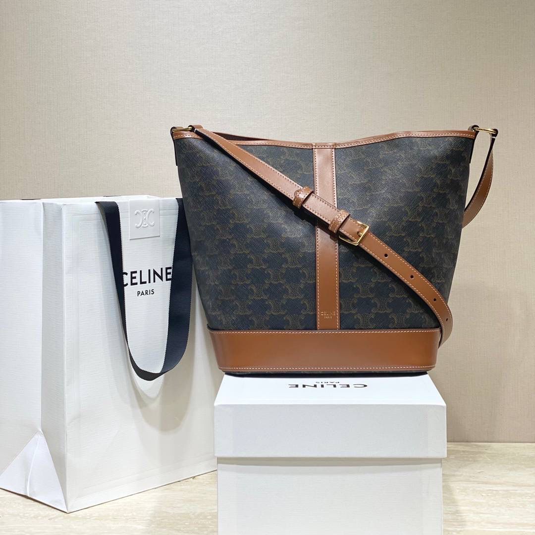 🔥大货实拍图 𝗖𝗘𝗟𝗜𝗡𝗘 ♥ 𝗧𝗥𝗜𝗢𝗠𝗣𝗛𝗘 𝗖𝗔𝗡𝗩𝗔𝗦中号水桶 多少年都不会倦怠的经典与复古设计，可以说是品牌标志性收藏款了。型号：191132 尺寸：33*27*17cm